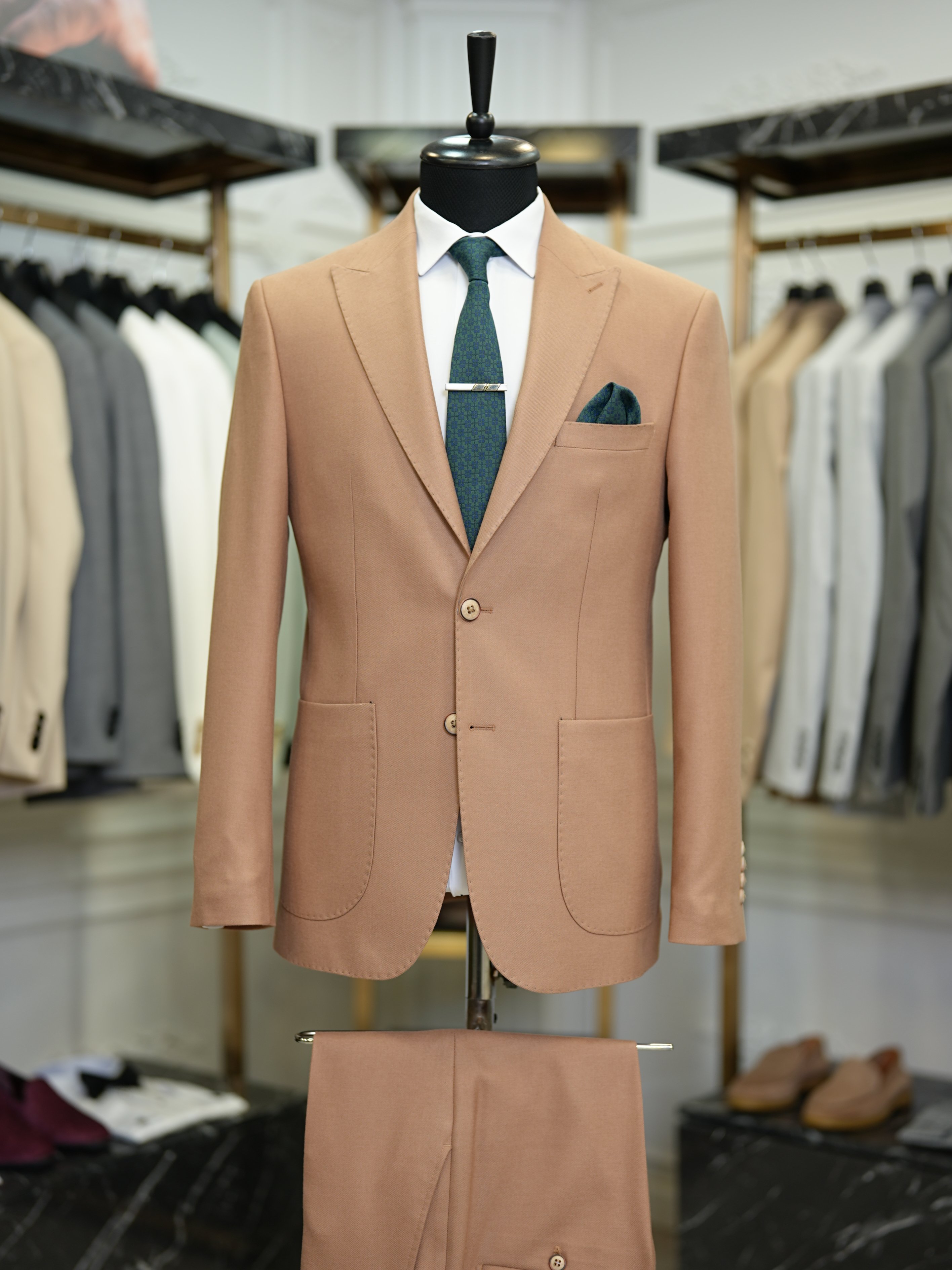 Abito da uomo slim fit in stile italiano slim fit con colletto a rondine di lusso, semifoderato, con tasche a marsupio - marrone chiaro