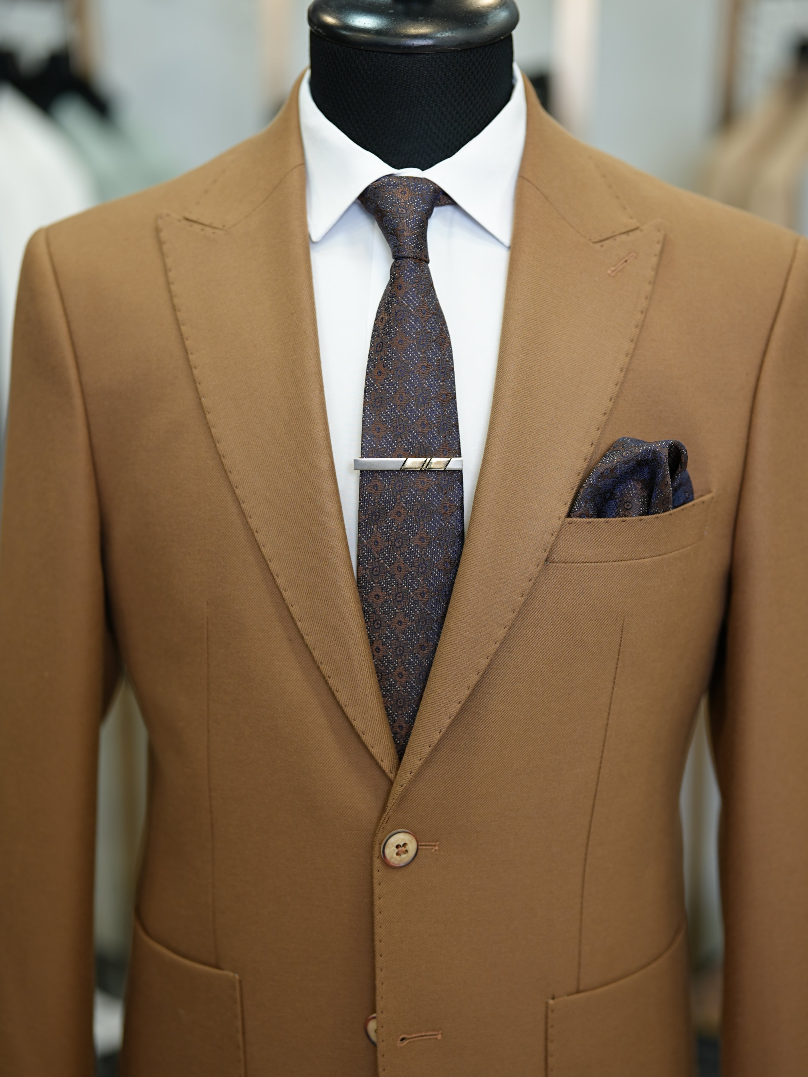 Abito da uomo slim fit in stile italiano slim fit con colletto a rondine di lusso, semifoderato, con tasche a marsupio - Cammello