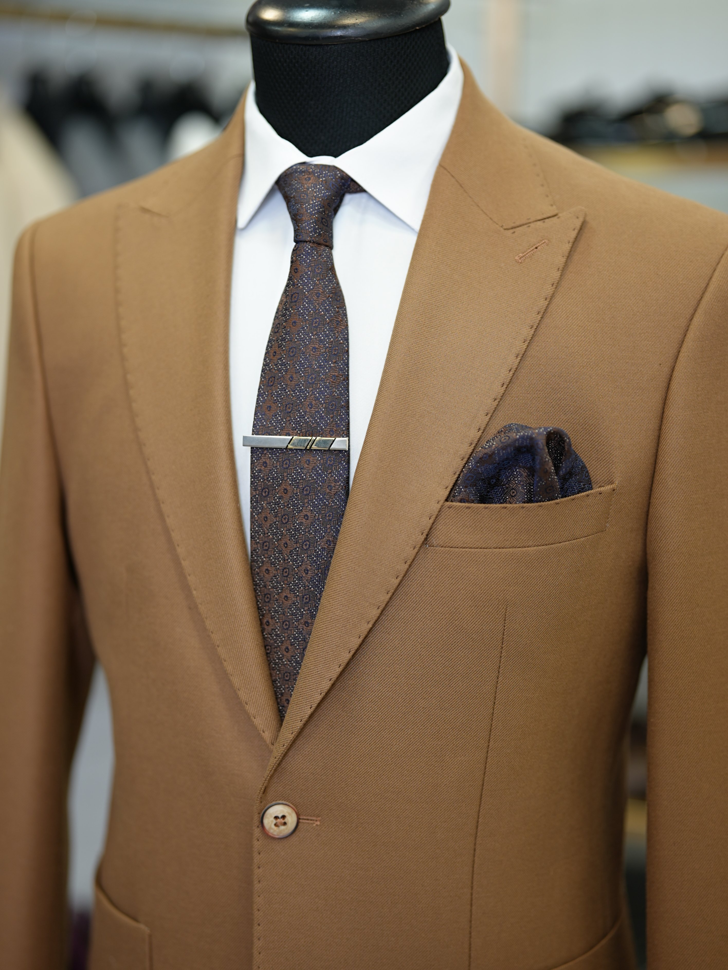 Abito da uomo slim fit in stile italiano slim fit con colletto a rondine di lusso, semifoderato, con tasche a marsupio - Cammello