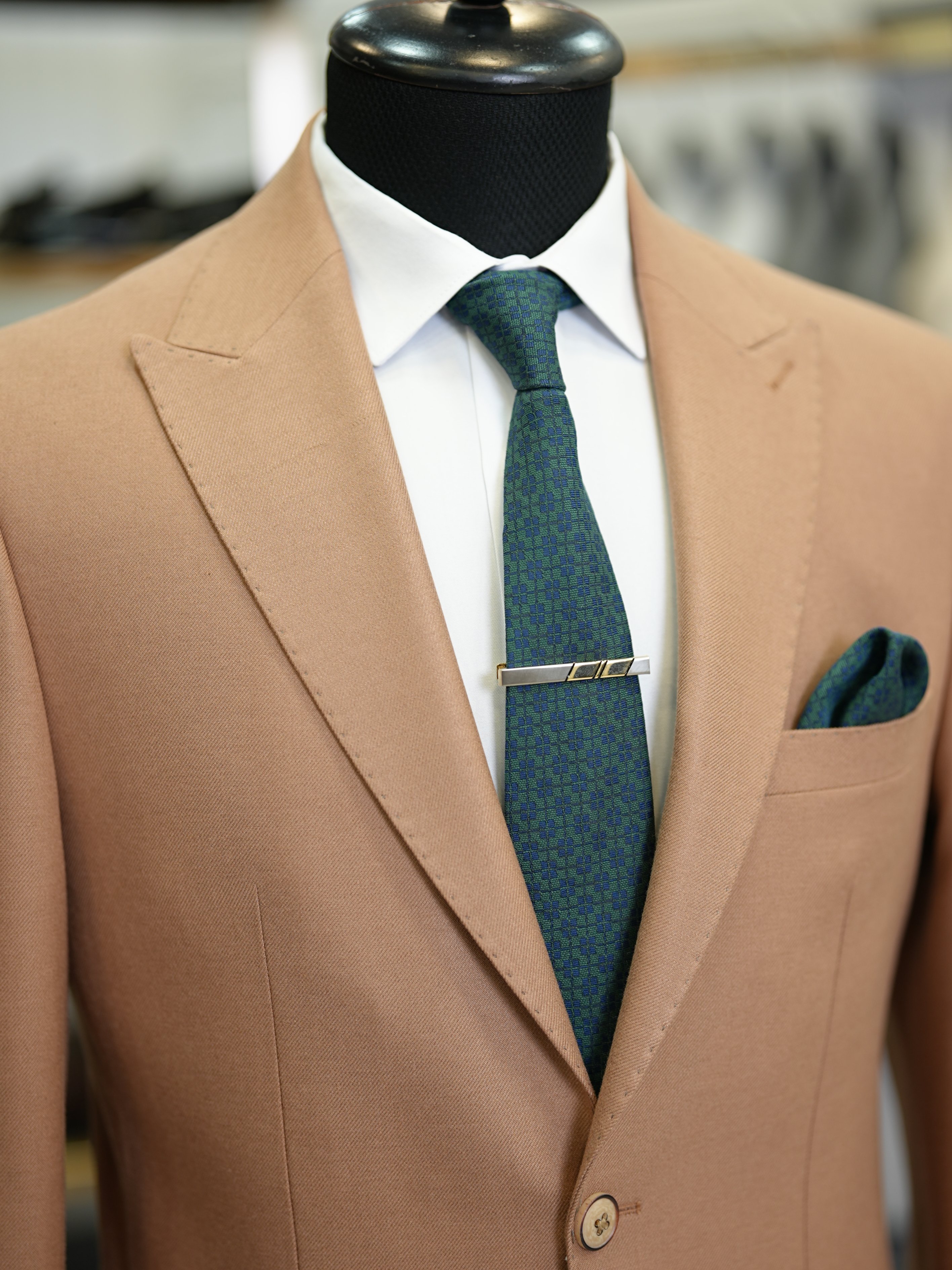 Abito da uomo slim fit in stile italiano slim fit con colletto a rondine di lusso, semifoderato, con tasche a marsupio - marrone chiaro