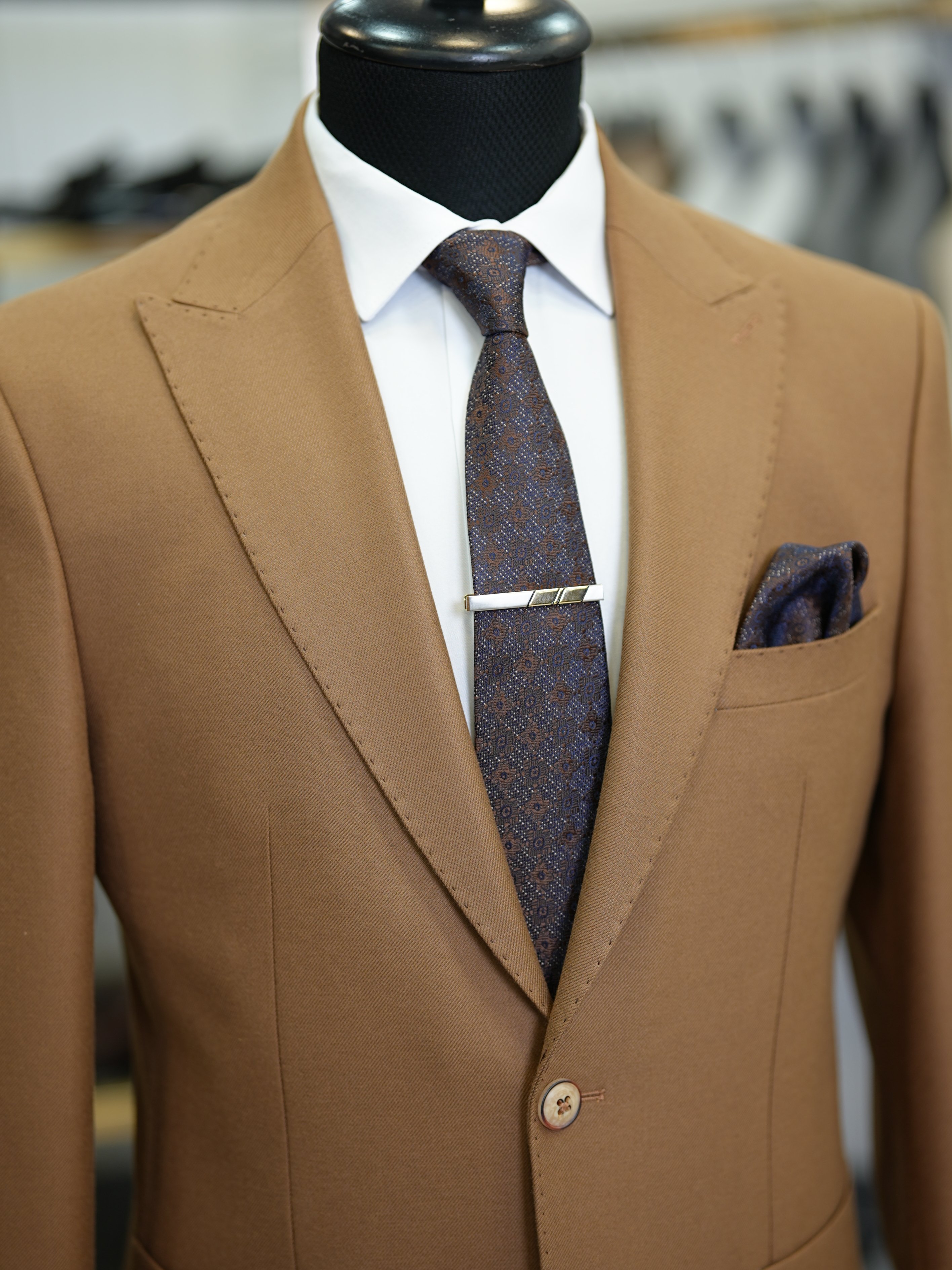 Abito da uomo slim fit in stile italiano slim fit con colletto a rondine di lusso, semifoderato, con tasche a marsupio - Cammello