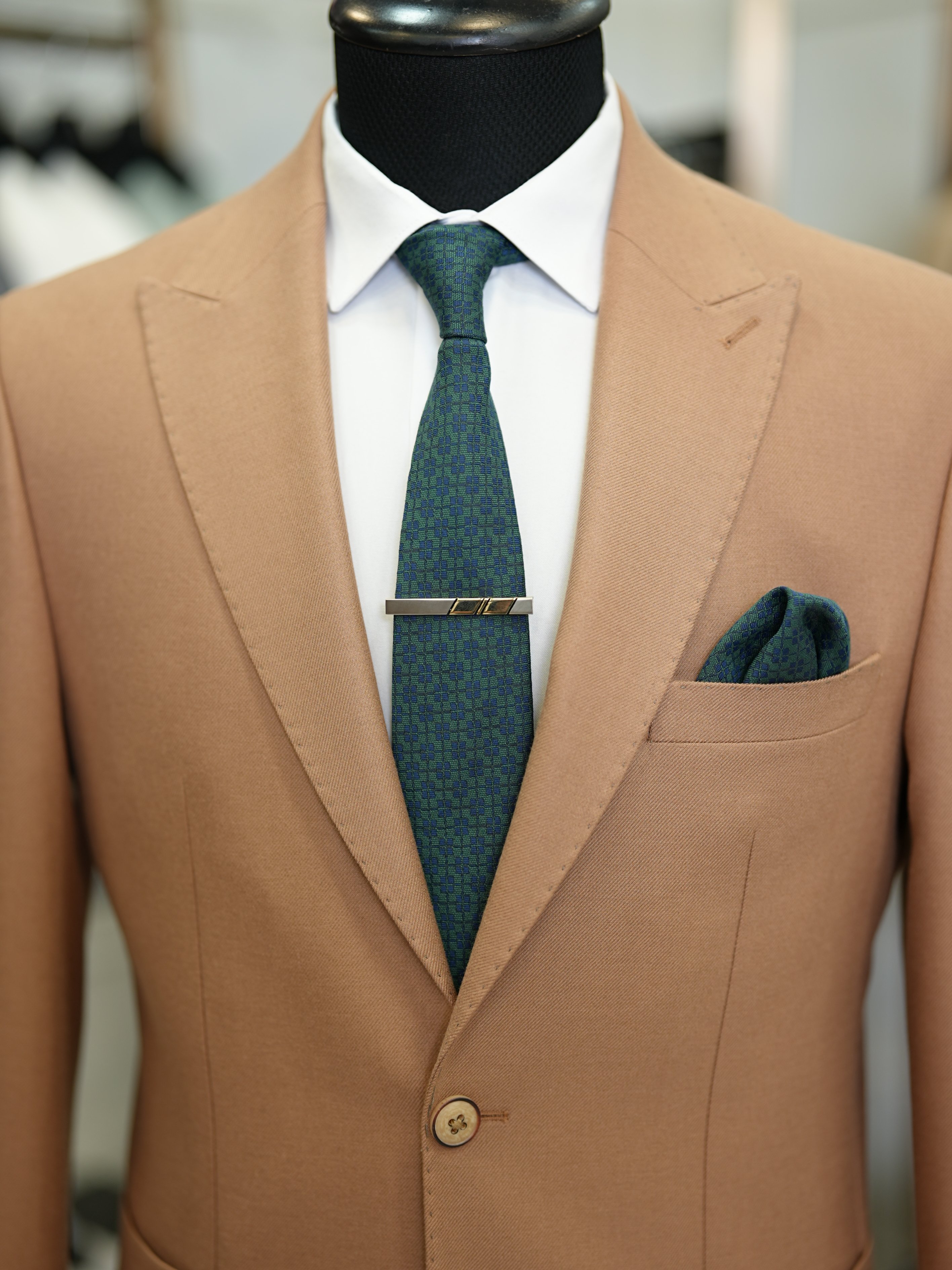 Abito da uomo slim fit in stile italiano slim fit con colletto a rondine di lusso, semifoderato, con tasche a marsupio - marrone chiaro