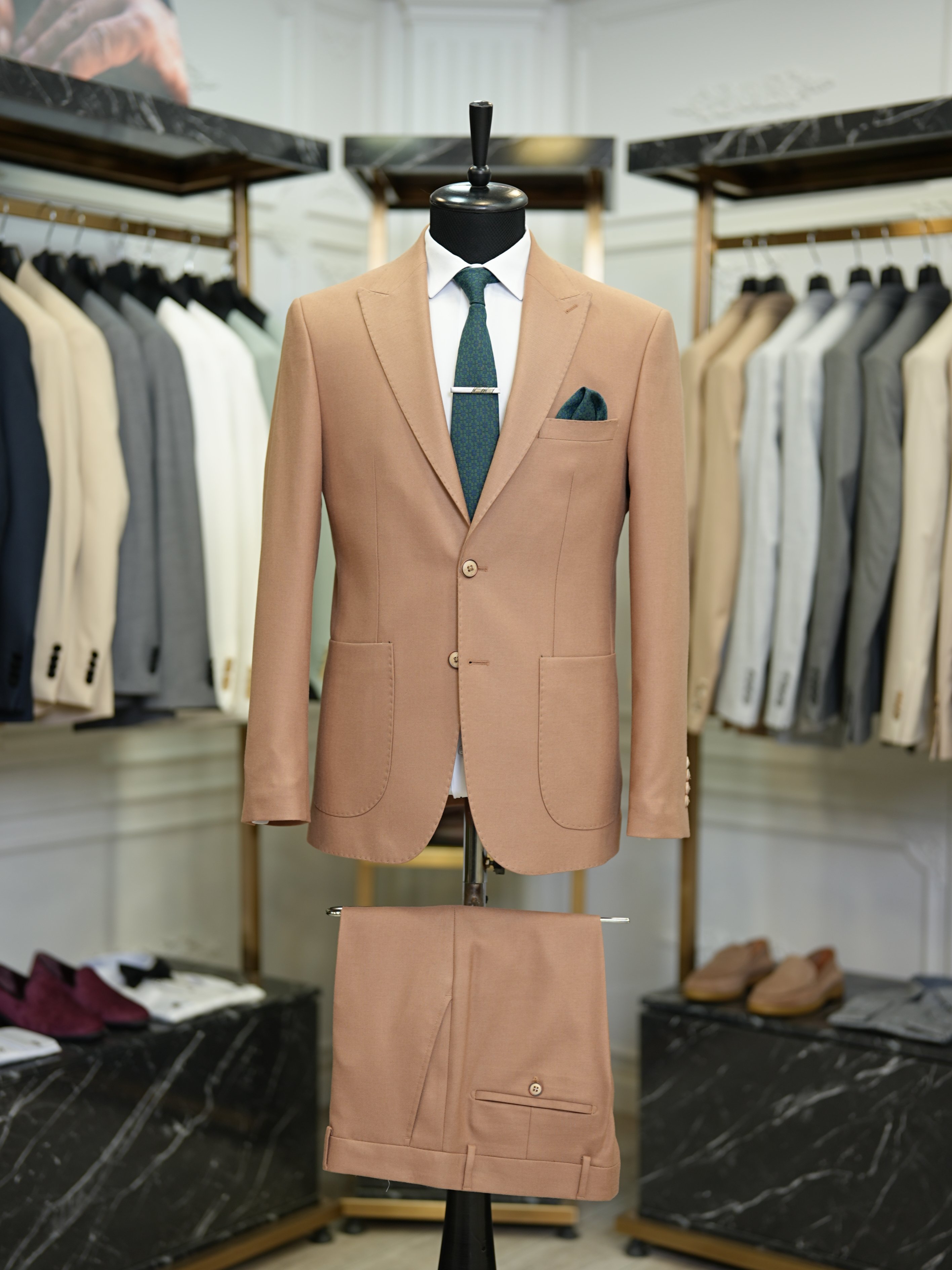 Abito da uomo slim fit in stile italiano slim fit con colletto a rondine di lusso, semifoderato, con tasche a marsupio - marrone chiaro