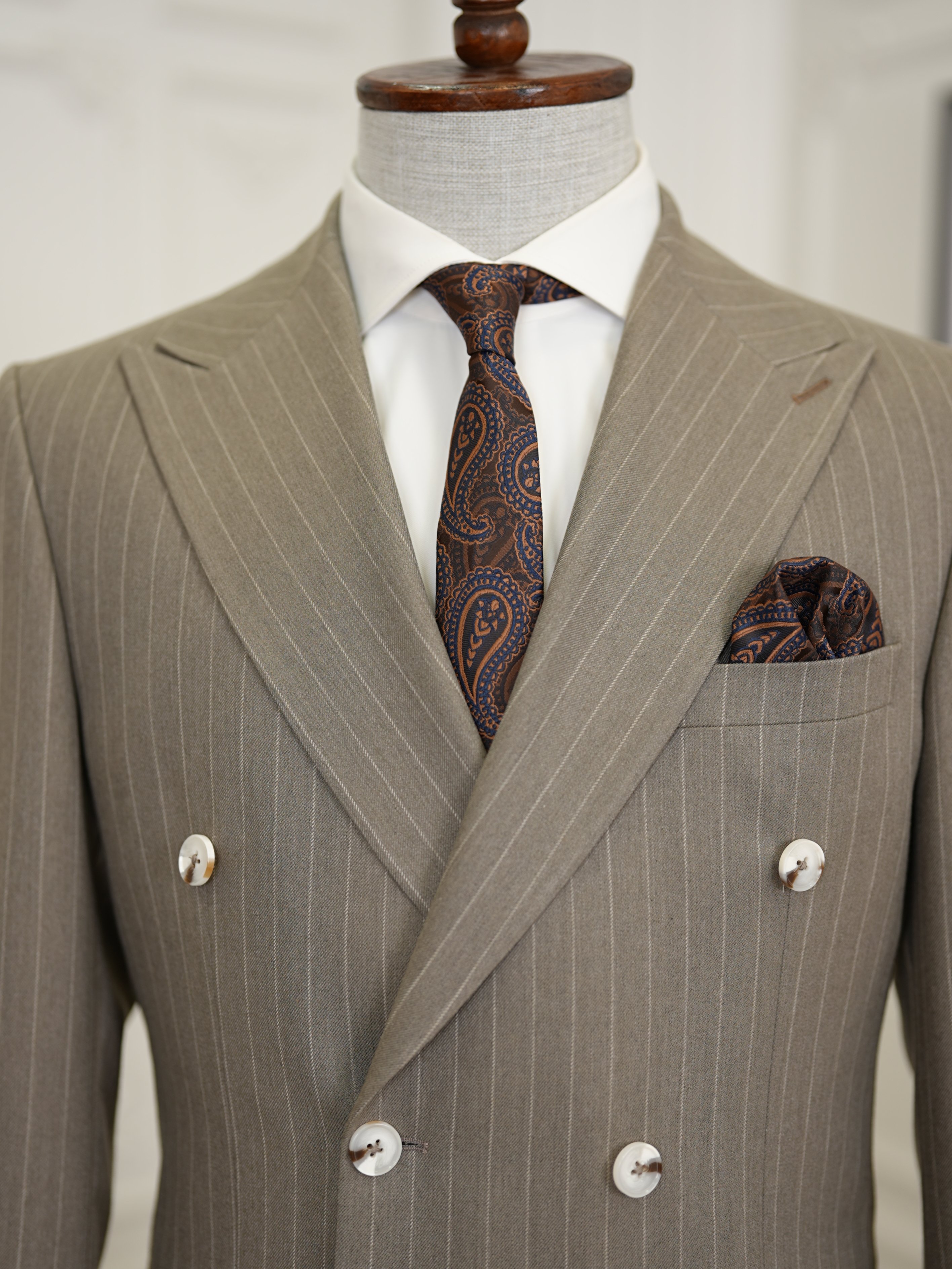 Premium Uomo Slim Fit stile italiano a righe doppio petto vestito-Caffè con latte