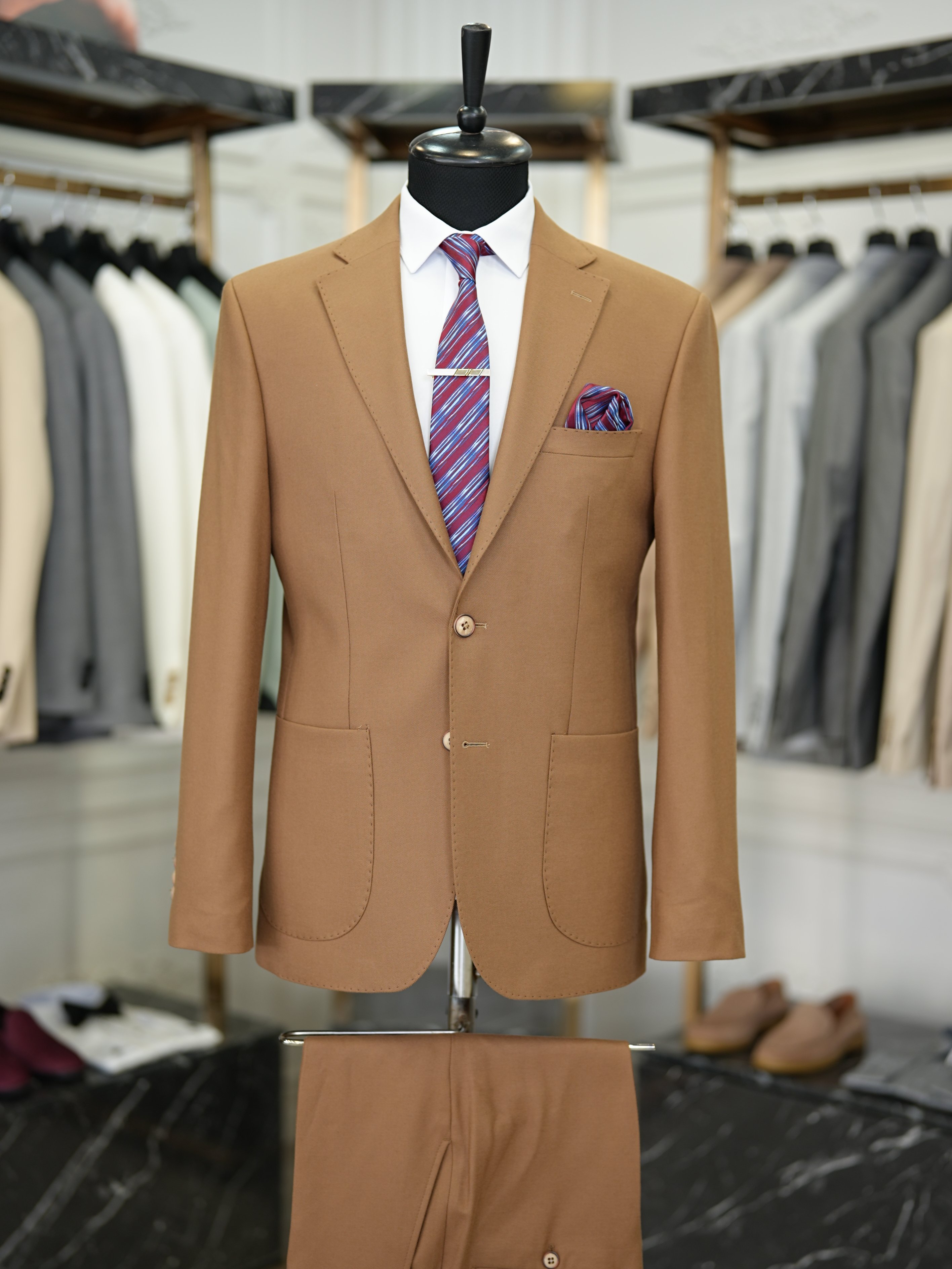 Abito da uomo slim fit in stile italiano slim fit con cucitura a punto e mezza fodera premium con tasche a borsa - Cammello