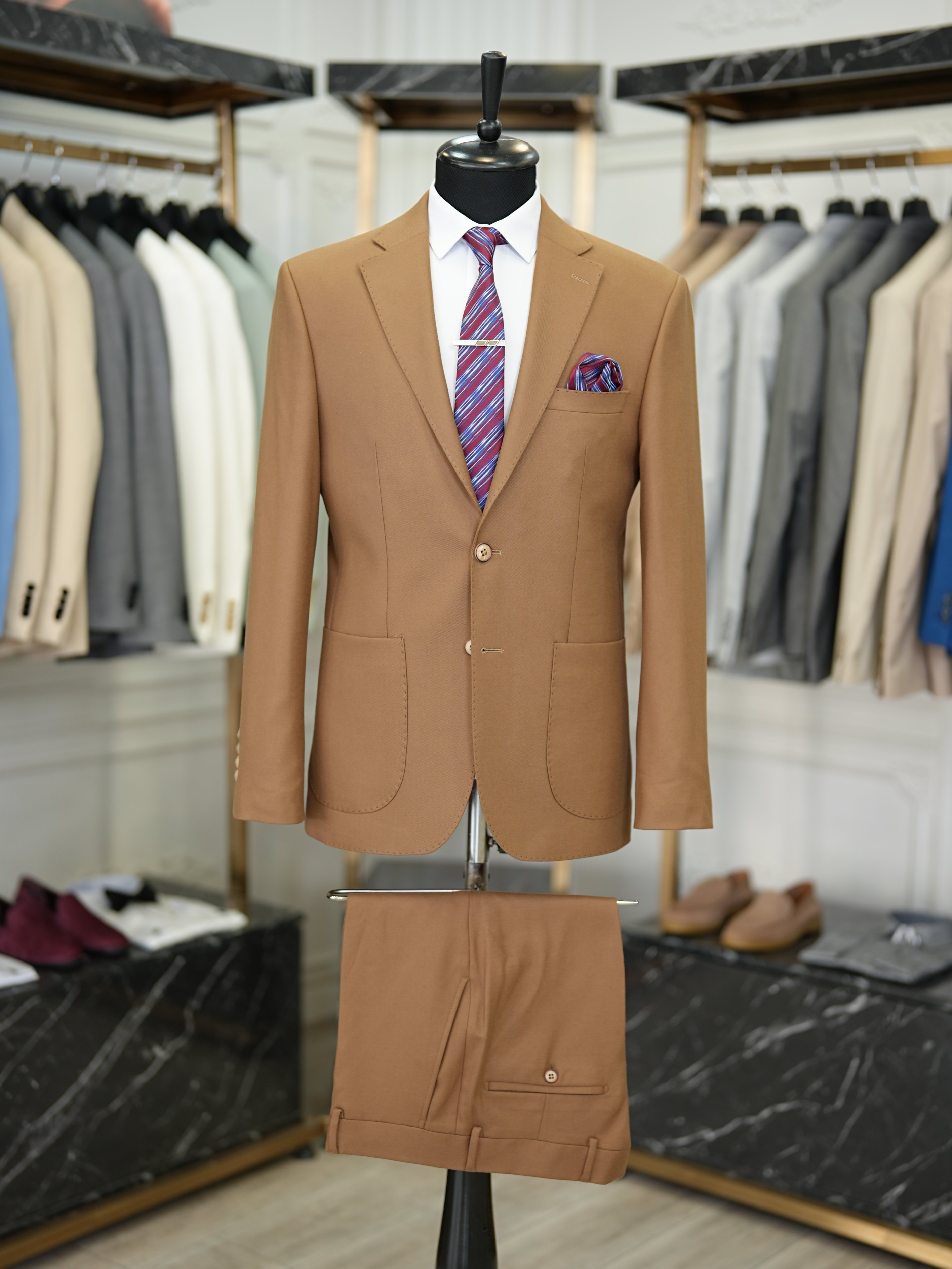 Abito da uomo slim fit in stile italiano slim fit con cucitura a punto e mezza fodera premium con tasche a borsa - Cammello