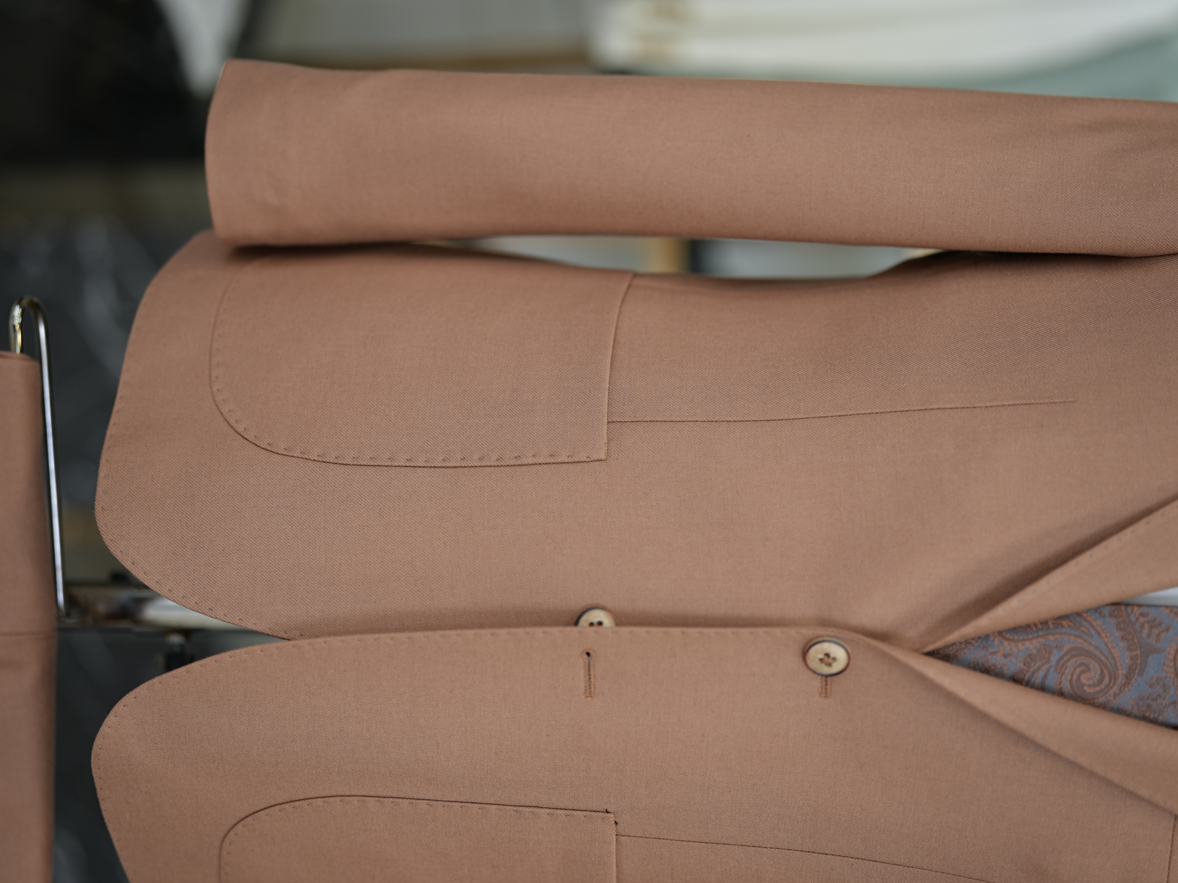 Abito da uomo slim fit in stile italiano slim fit con colletto monopunto premium semifoderato e tasche a borsa - Marrone chiaro