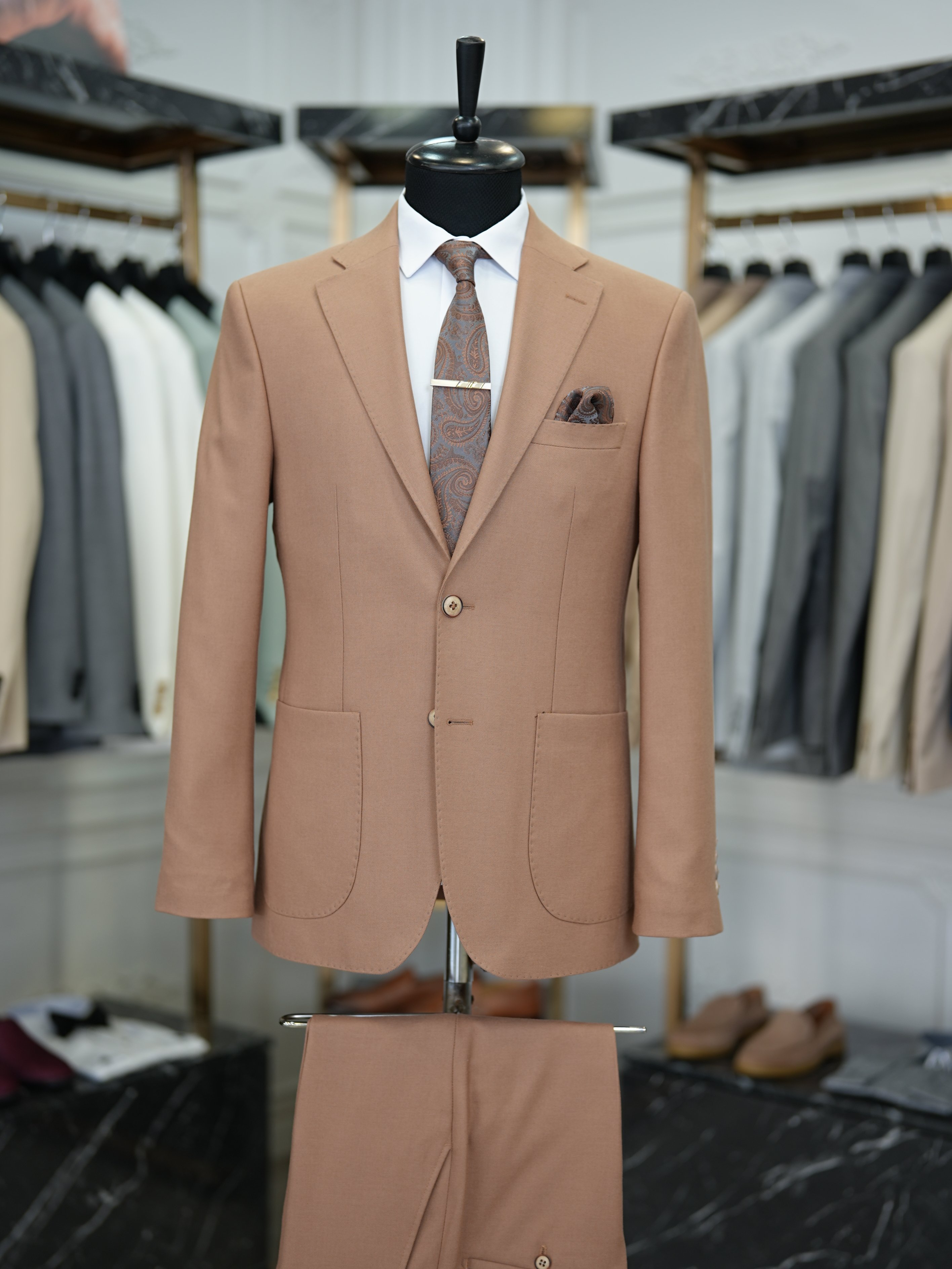 Abito da uomo slim fit in stile italiano slim fit con colletto monopunto premium semifoderato e tasche a borsa - Marrone chiaro