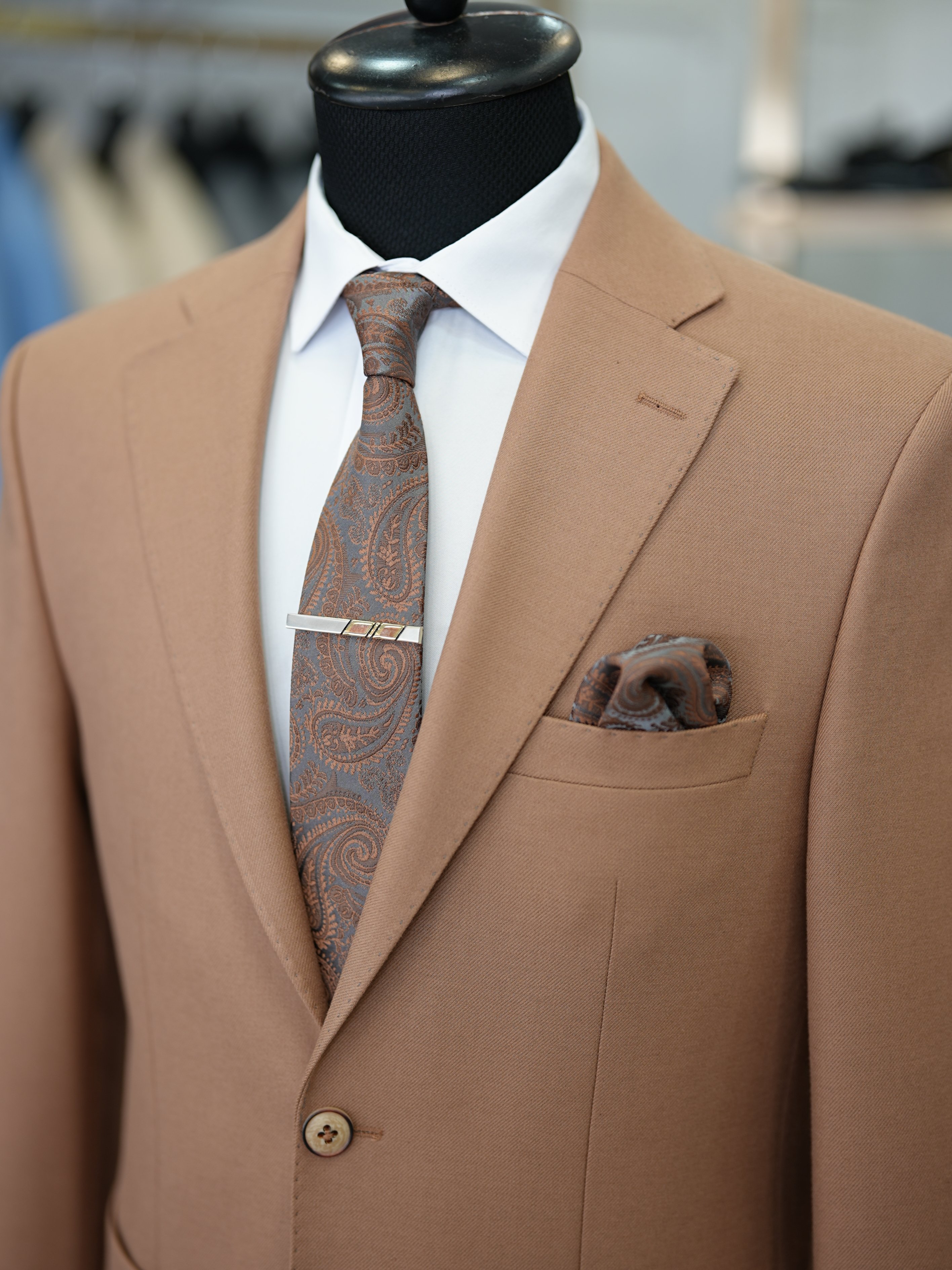 Abito da uomo slim fit in stile italiano slim fit con colletto monopunto premium semifoderato e tasche a borsa - Marrone chiaro