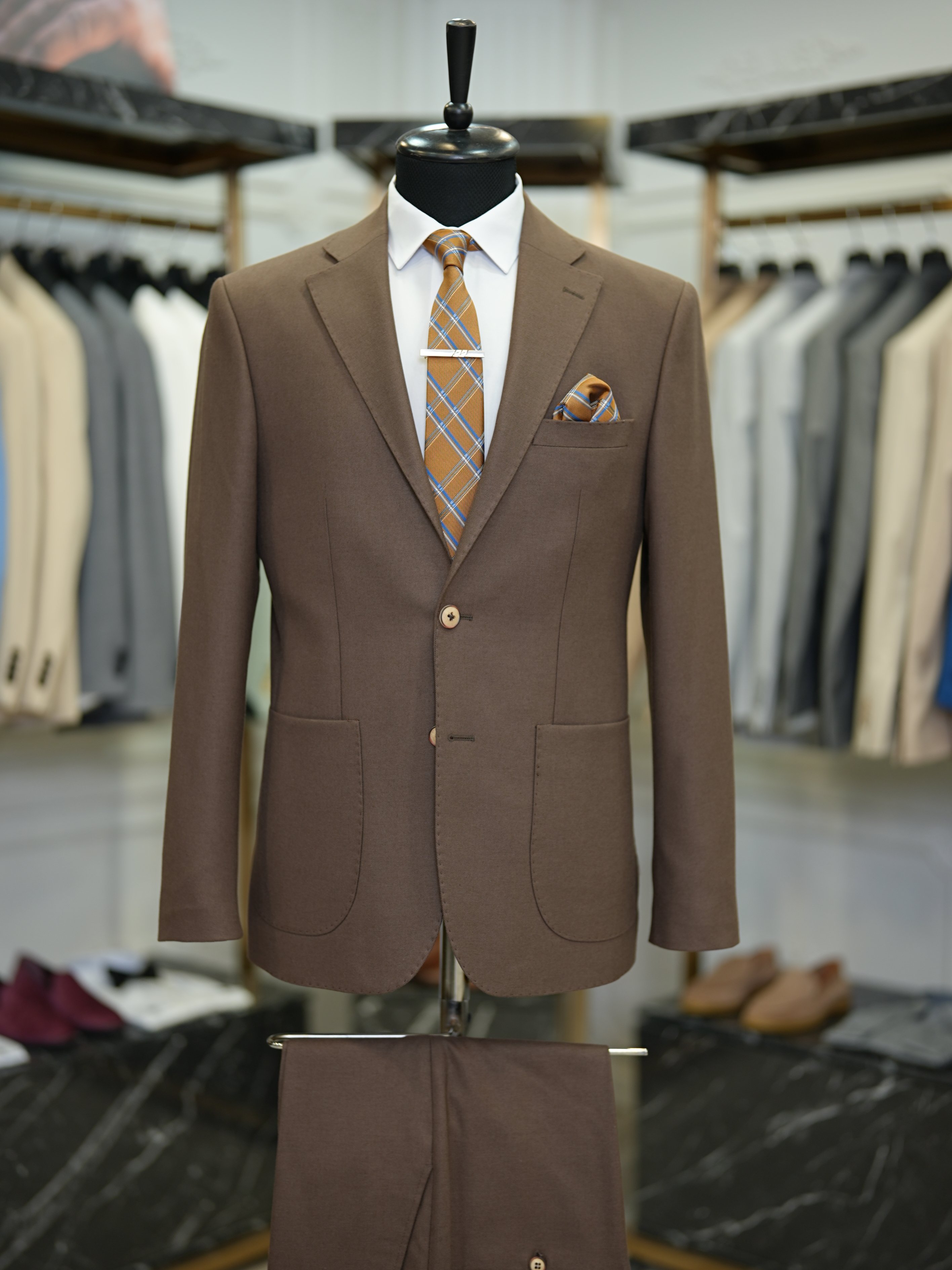 Abito da uomo slim fit in stile italiano slim fit con cucitura a punto e mezza fodera premium con tasche a borsa - Marrone