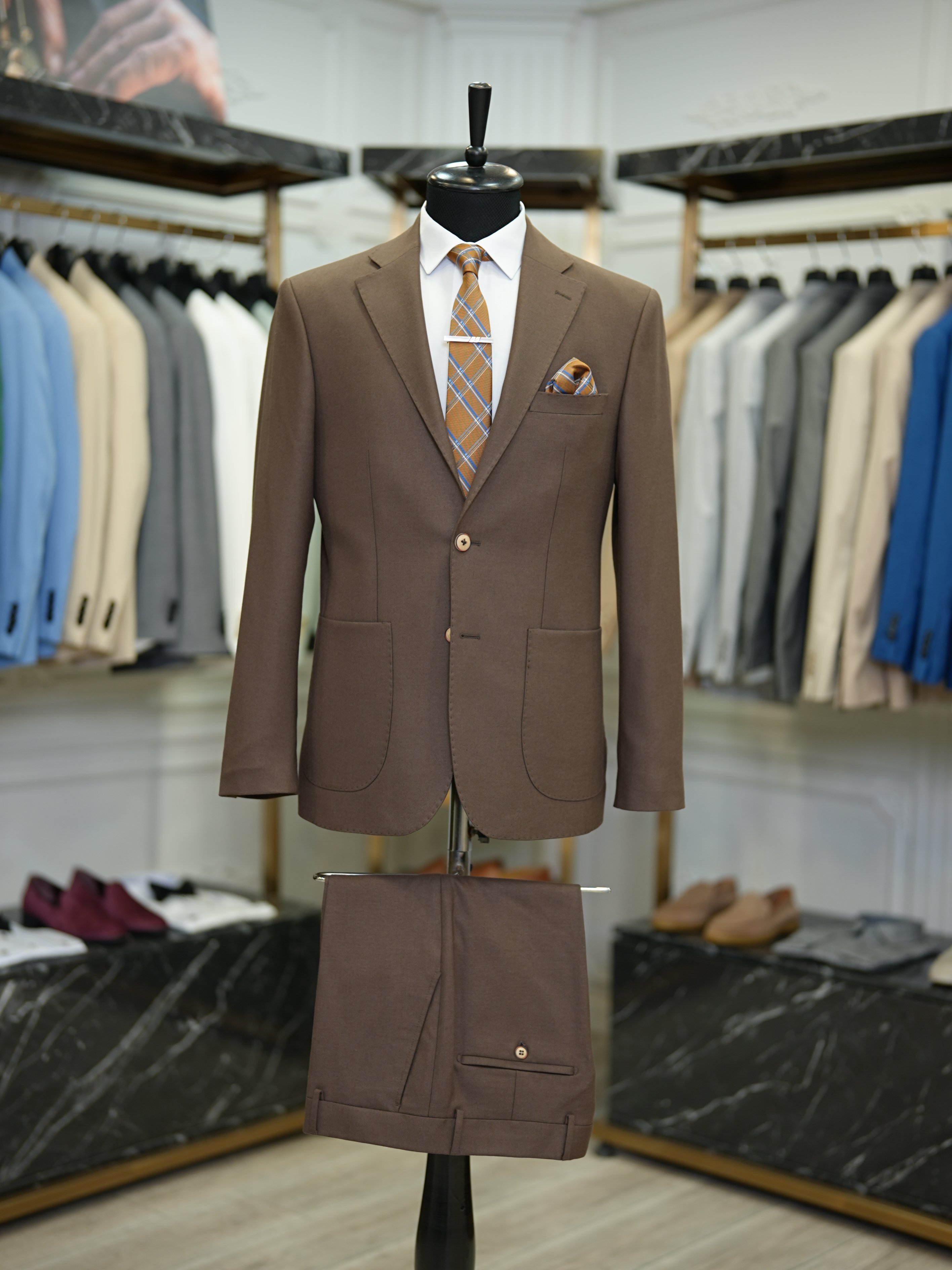 Abito da uomo slim fit in stile italiano slim fit con cucitura a punto e mezza fodera premium con tasche a borsa - Marrone