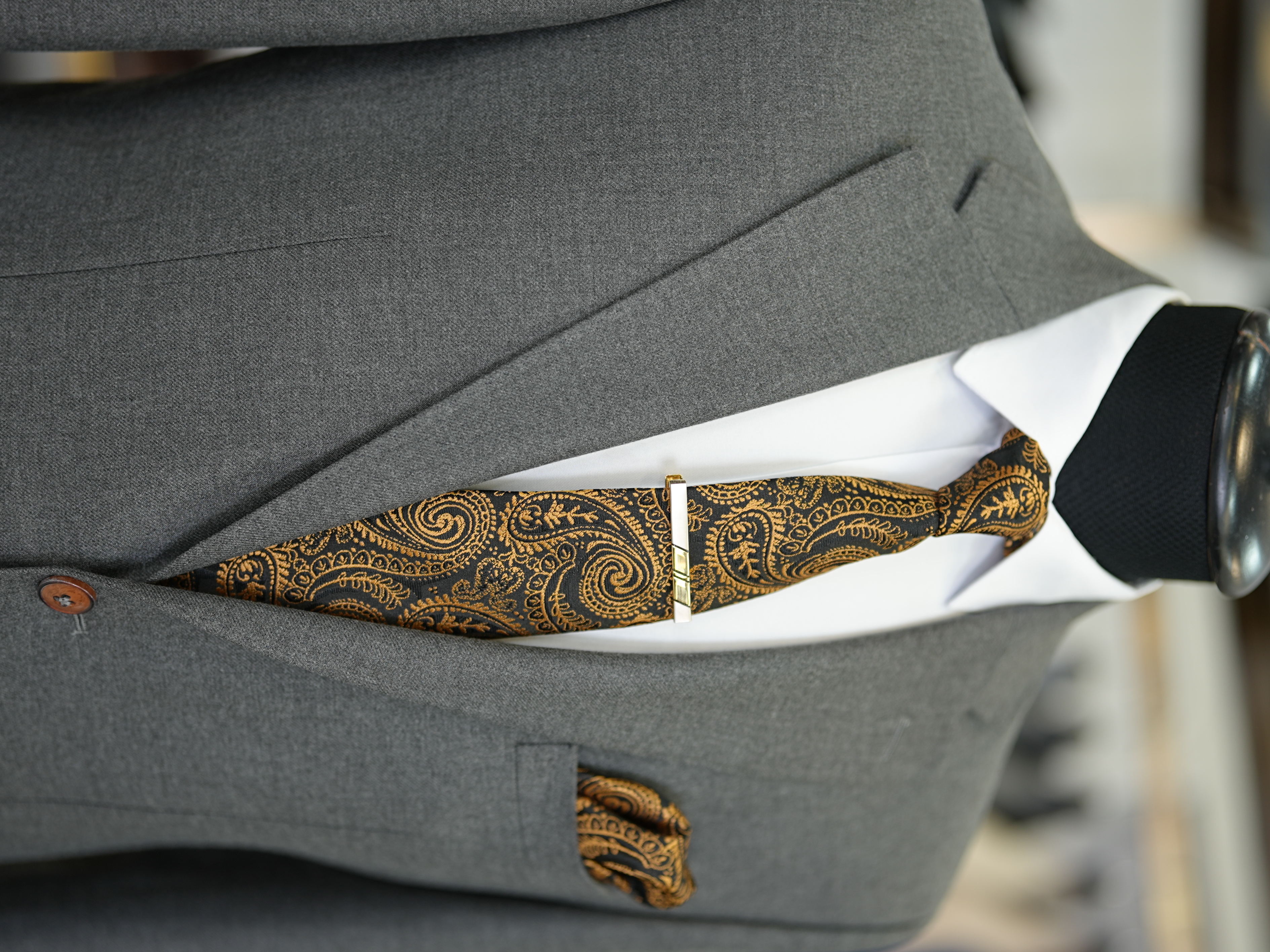 Abito da uomo slim fit in stile italiano slim fit con cucitura a punto premium semifoderato e con tasche a borsa - Fumè