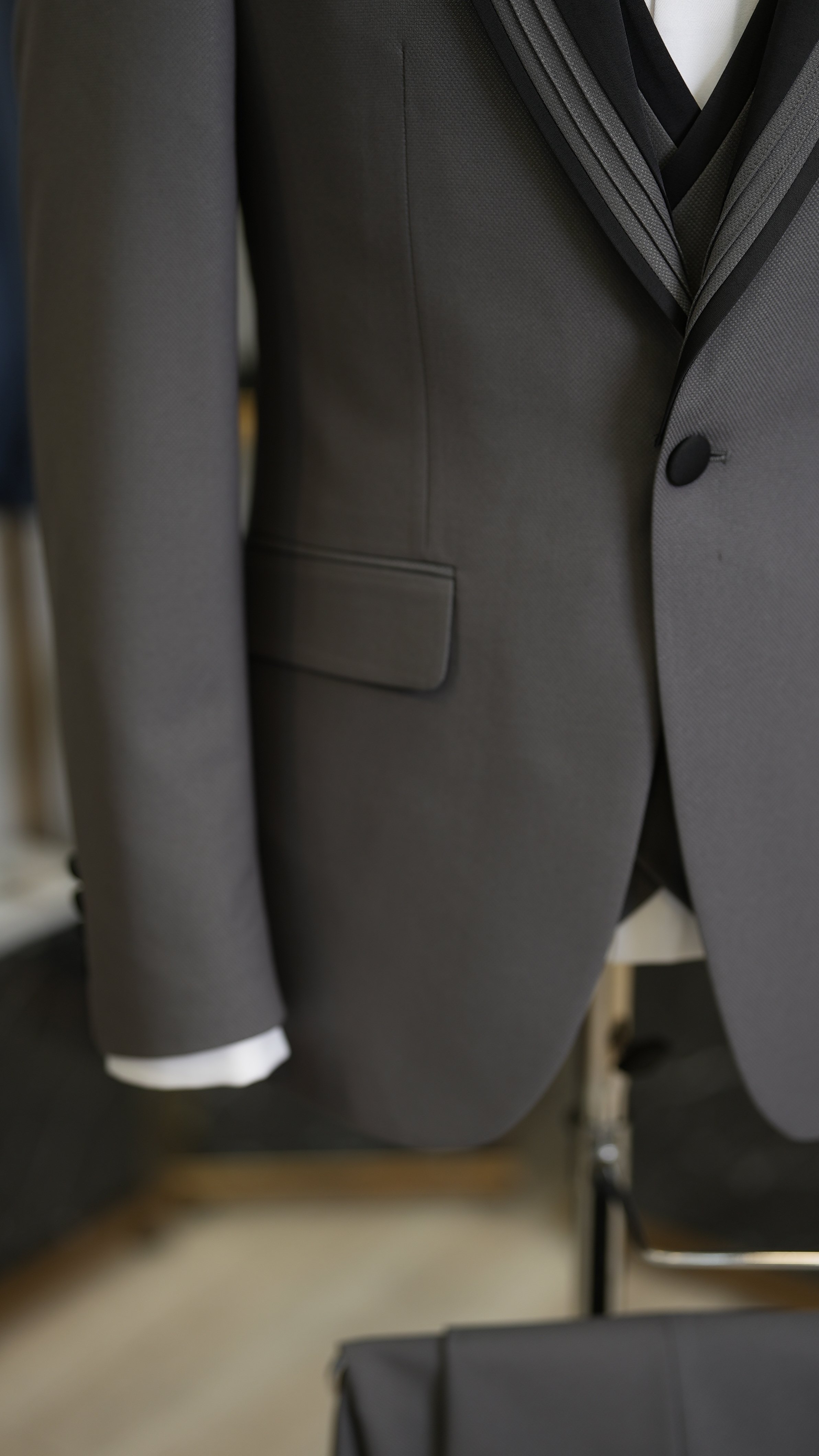 Abito da sposo slim fit, composto da giacca, gilet, pantaloni e papillon - grigio