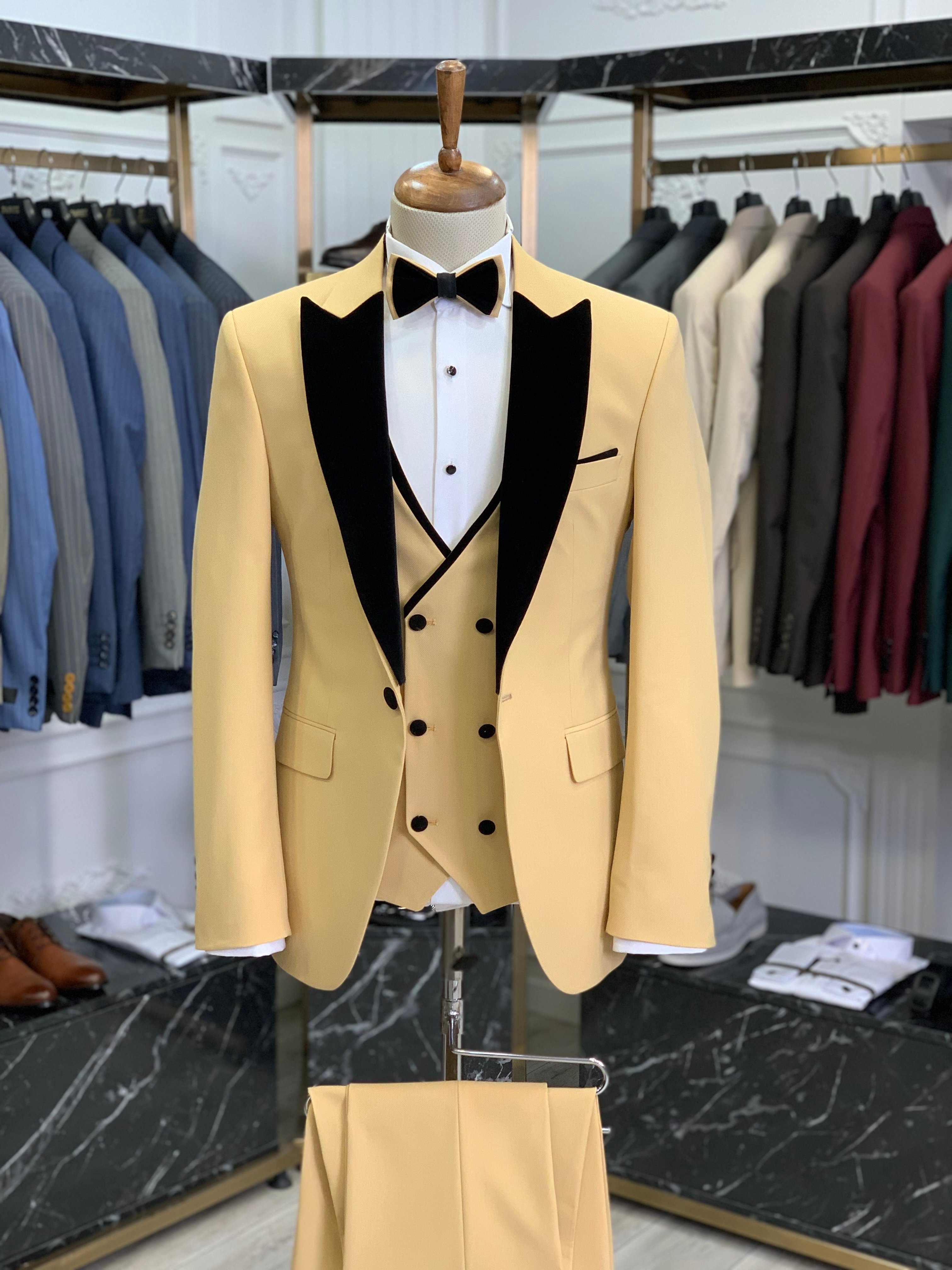 Abito da smoking slim fit, giacca, gilet, pantaloni, papillon - Giallo