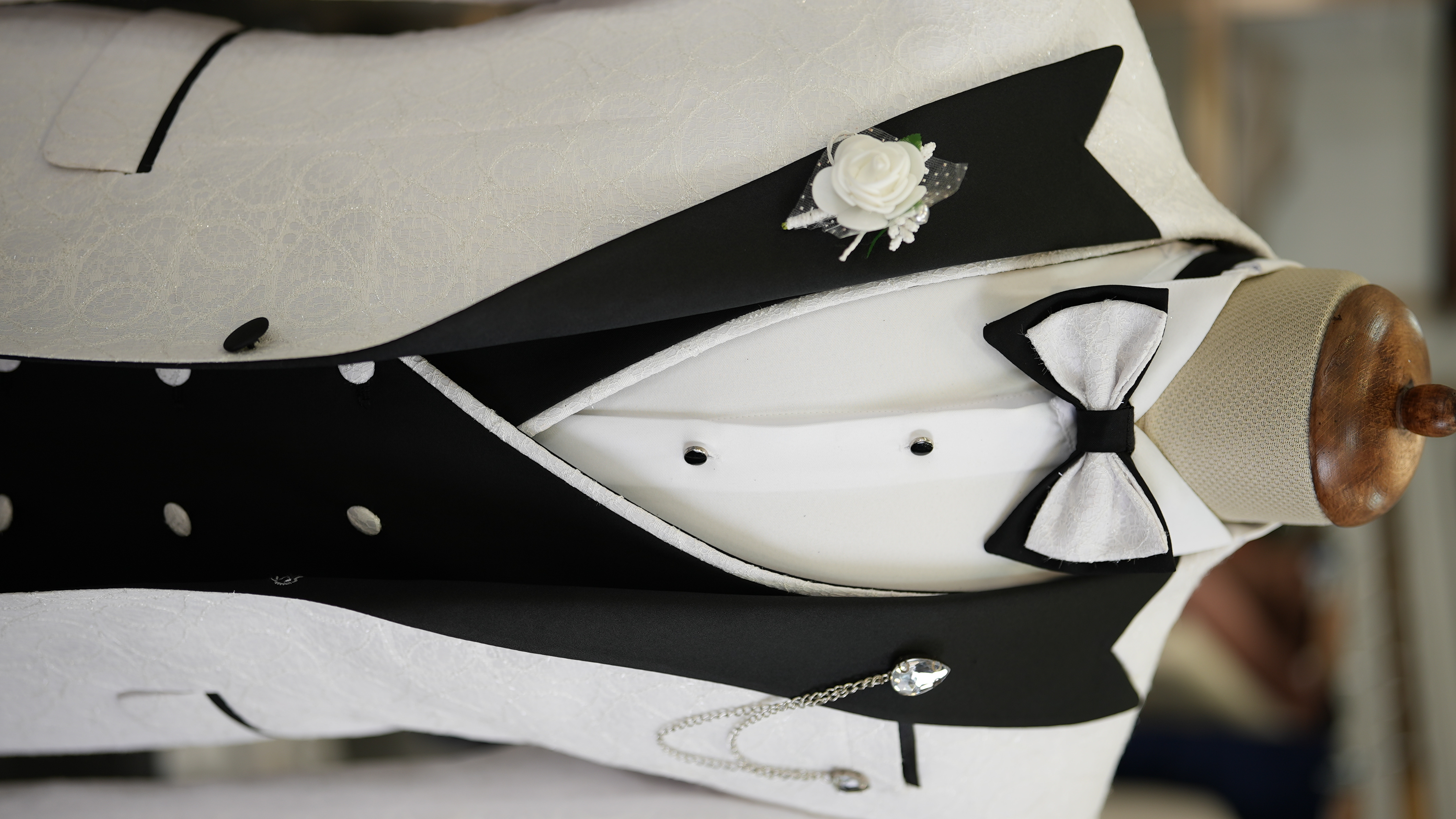 Abito da smoking slim fit, giacca, gilet, pantaloni, papillon - Bianco