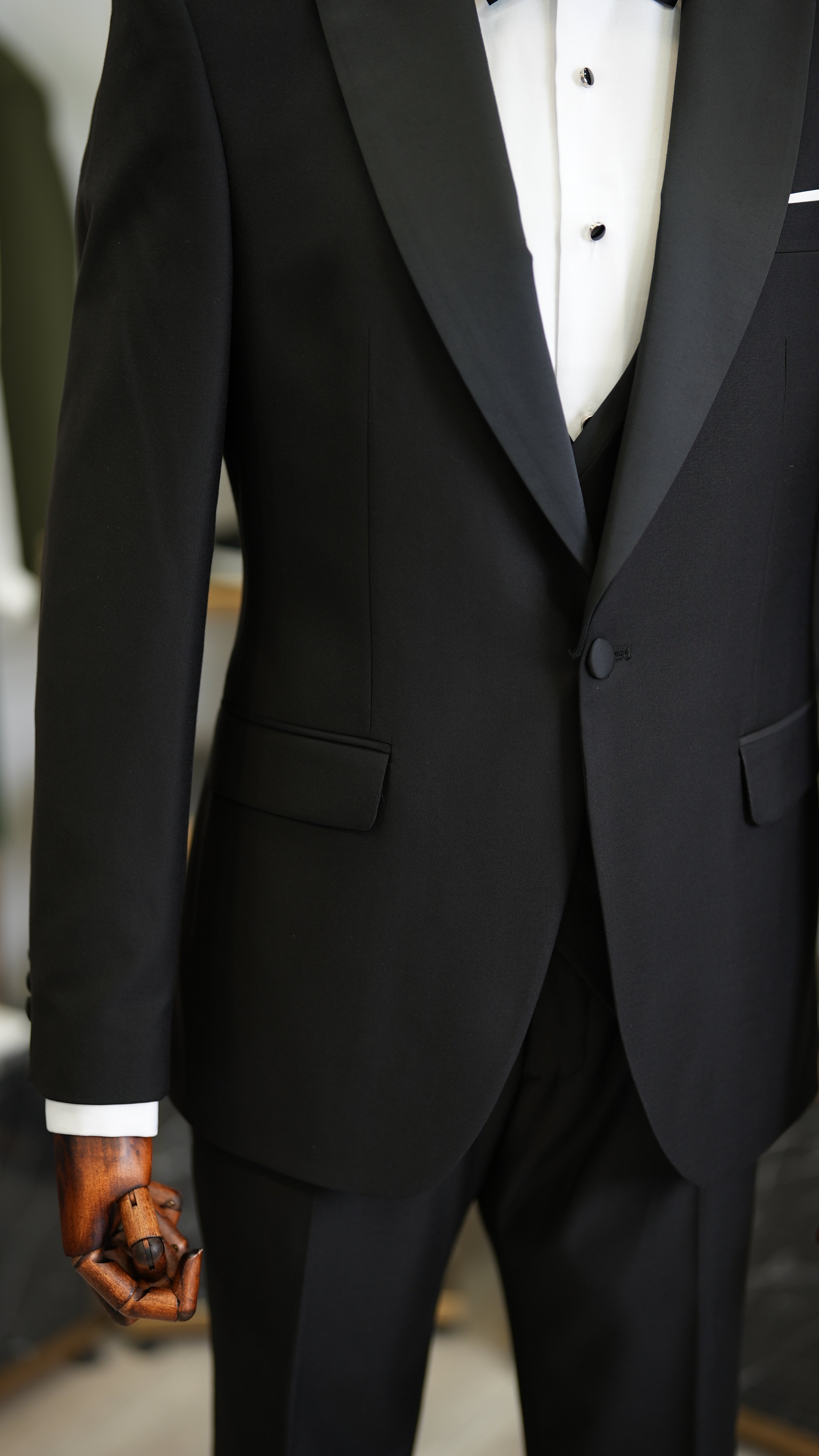Abito da smoking slim fit, giacca, gilet, pantaloni, papillon - Nero
