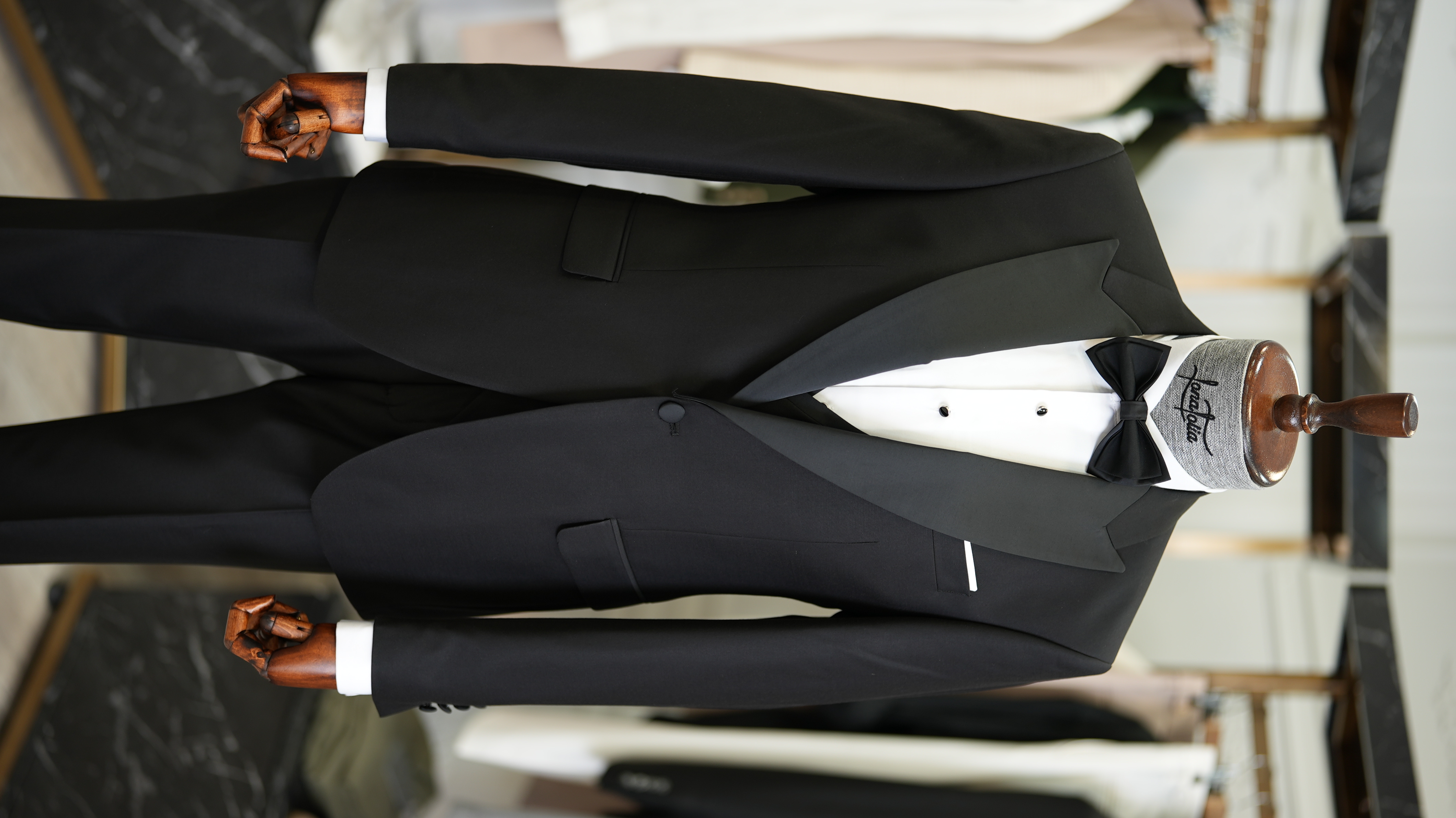 Abito da smoking slim fit, giacca, gilet, pantaloni, papillon - Nero