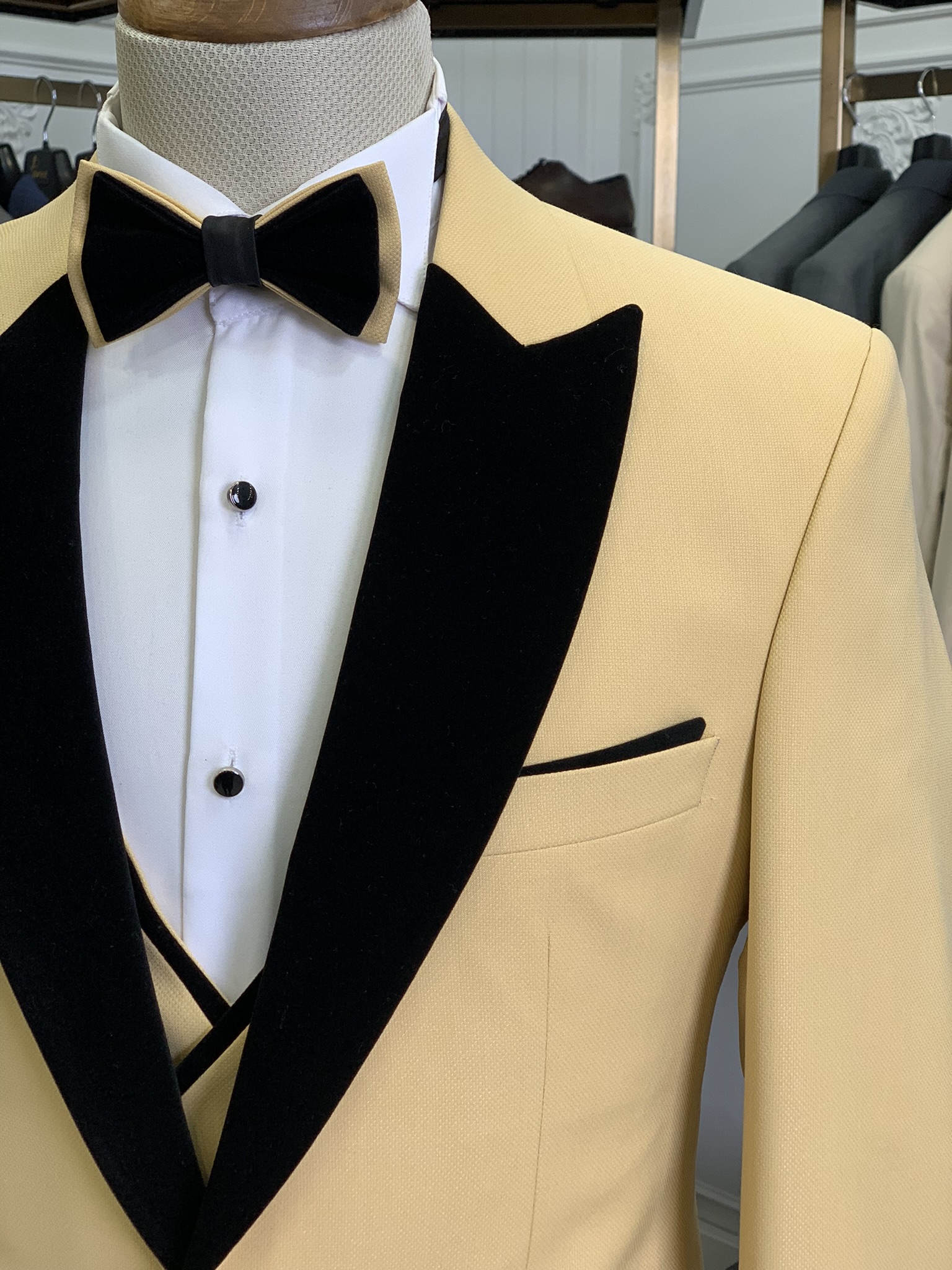Abito da smoking slim fit, giacca, gilet, pantaloni, papillon - Giallo