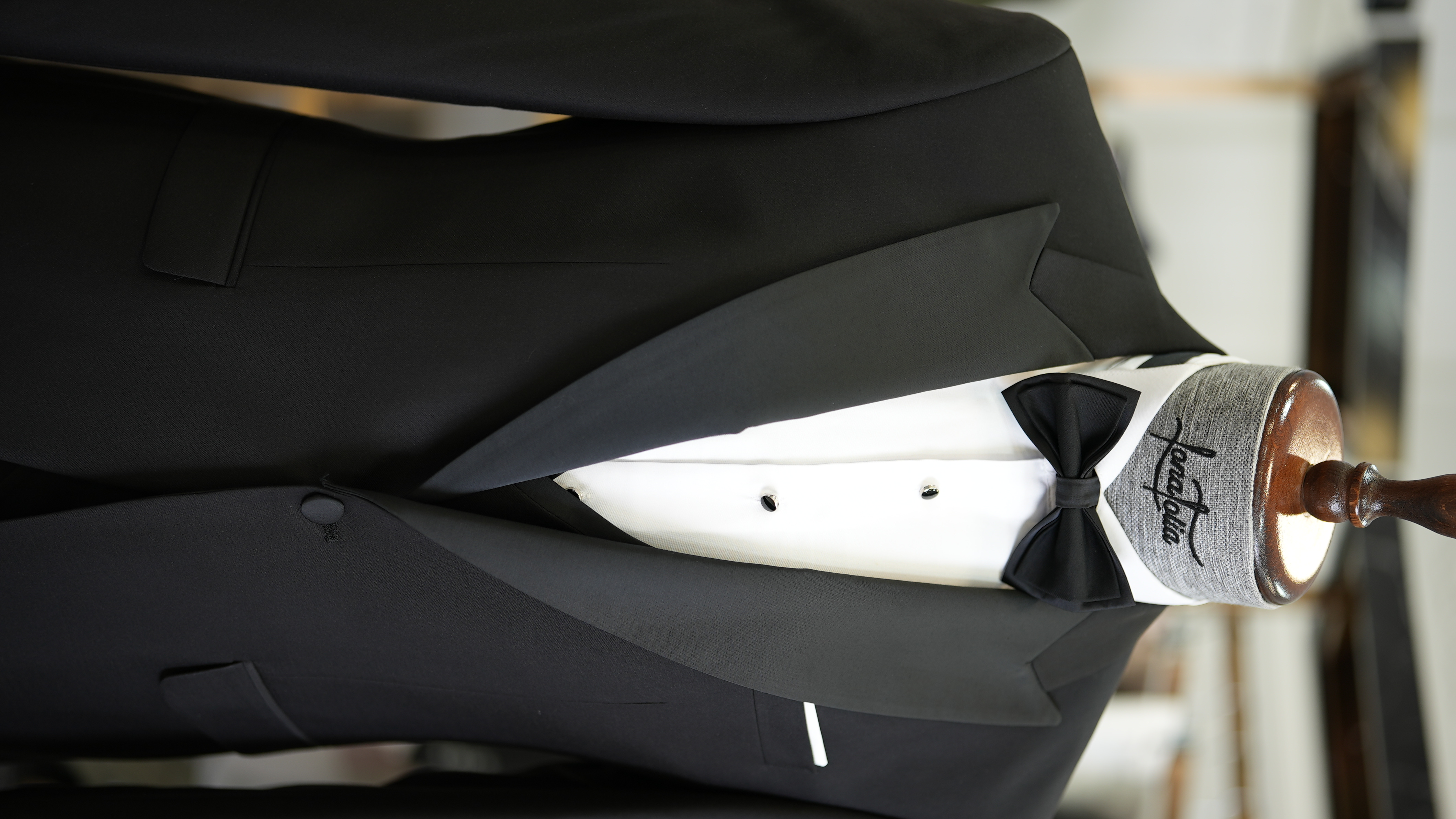 Abito da smoking slim fit, giacca, gilet, pantaloni, papillon - Nero