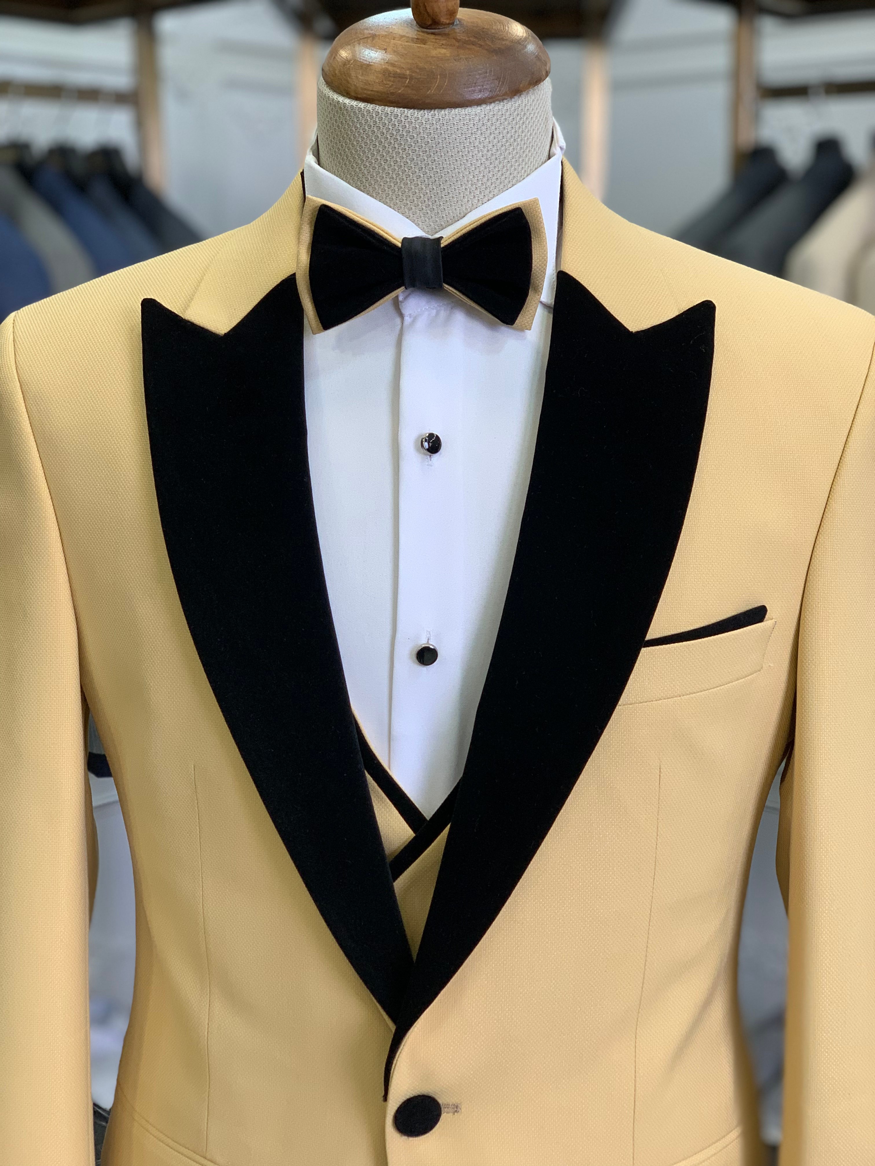 Abito da smoking slim fit, giacca, gilet, pantaloni, papillon - Giallo