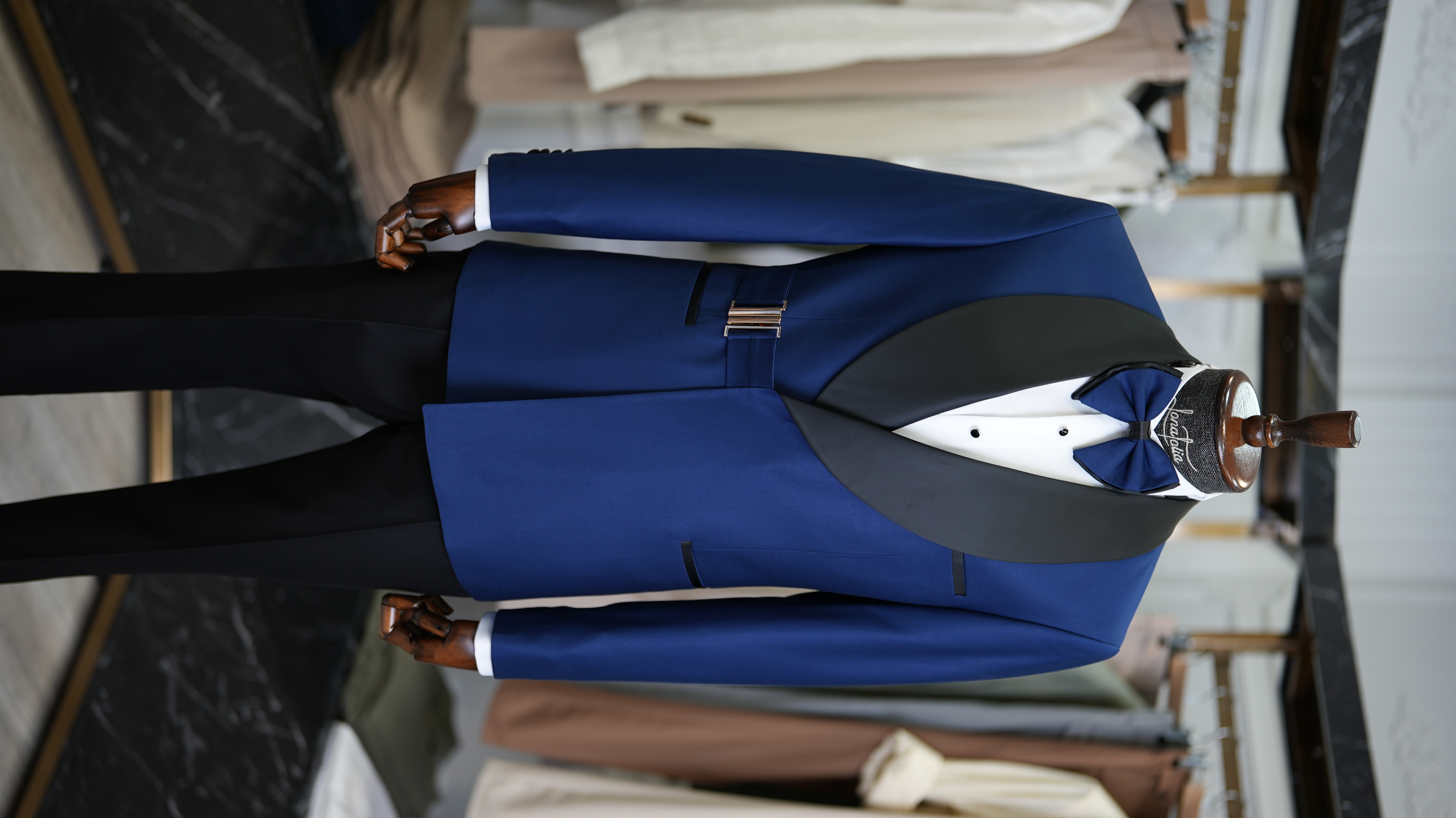 Abito da sposo doppiopetto premium con fibbia dorata premium da uomo slim fit stile italiano con collo a scialle giacca pantaloni papillon - Saks Blu