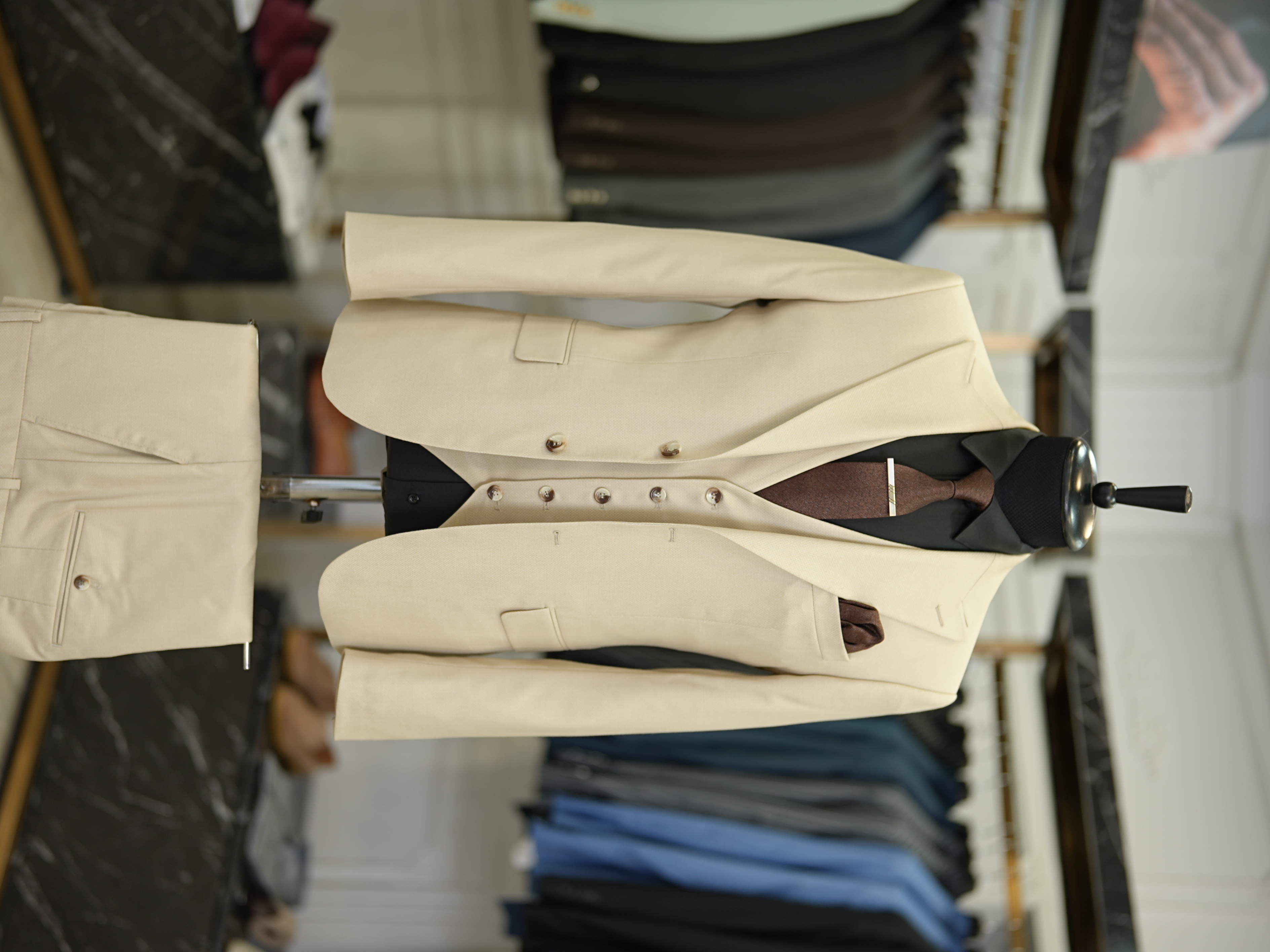 Abito da uomo Dobby con collo a rondine, stile italiano, giacca slim fit, gilet, pantaloni - Beige