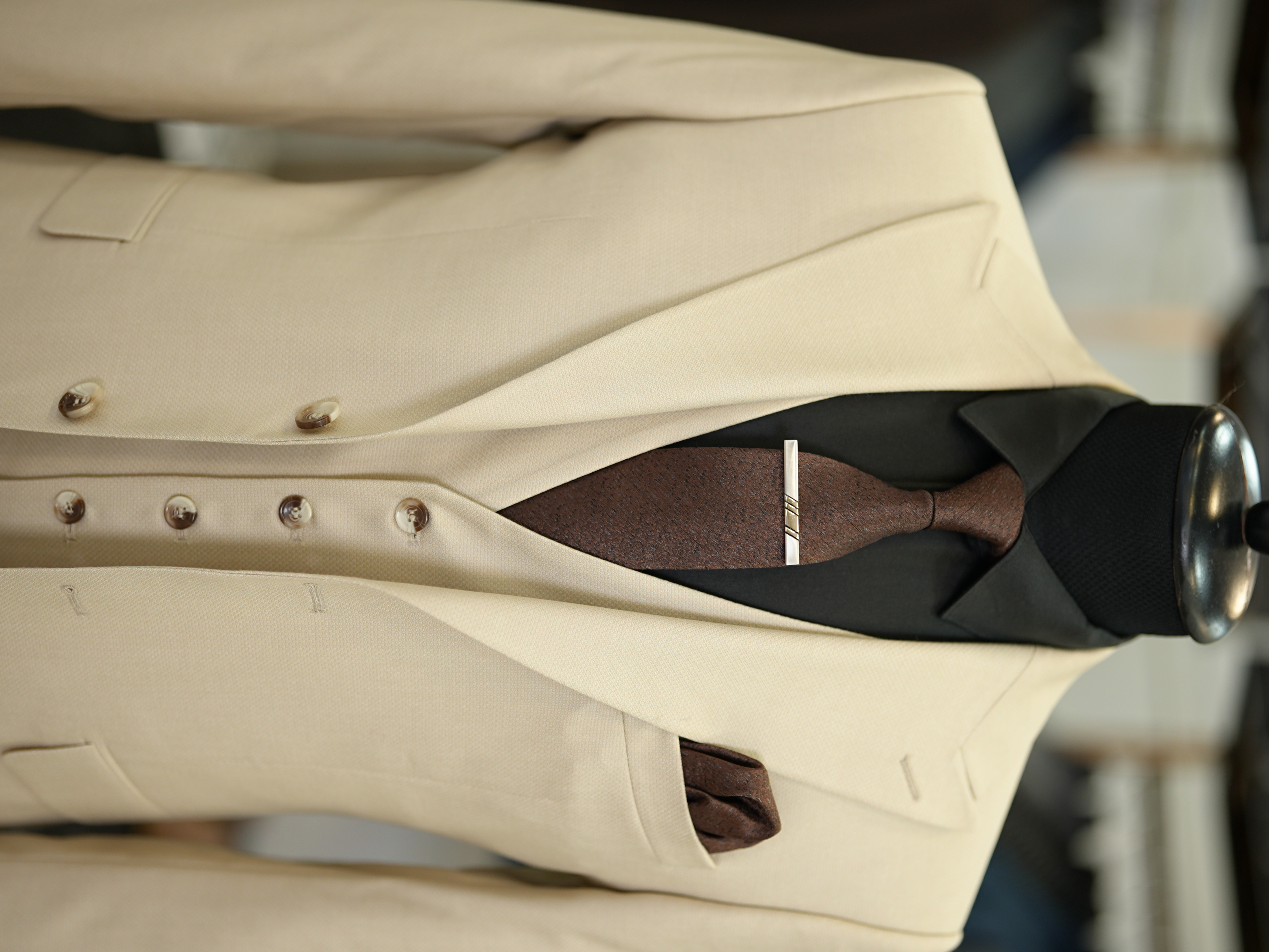 Abito da uomo Dobby con collo a rondine, stile italiano, giacca slim fit, gilet, pantaloni - Beige