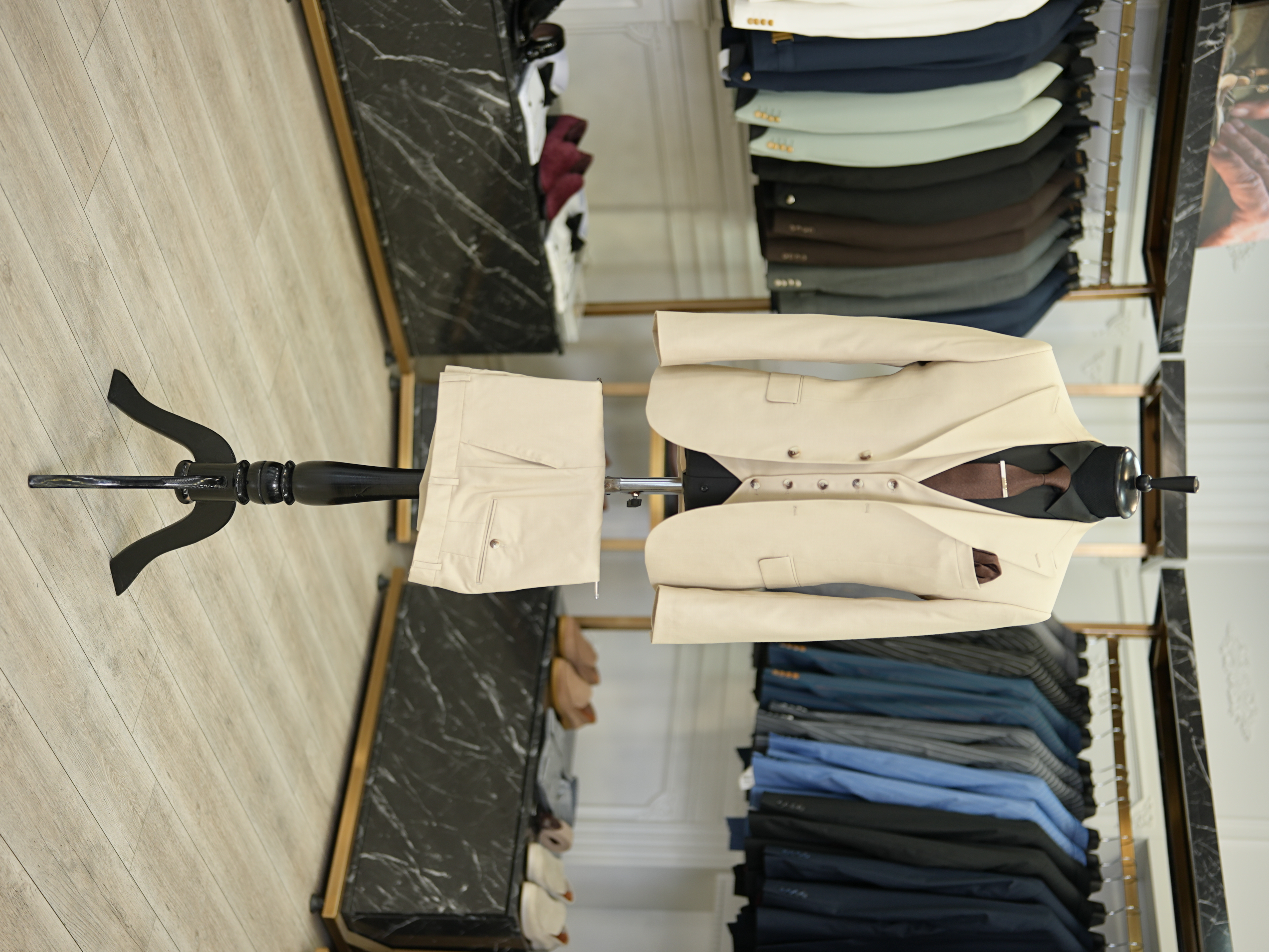 Abito da uomo Dobby con collo a rondine, stile italiano, giacca slim fit, gilet, pantaloni - Beige