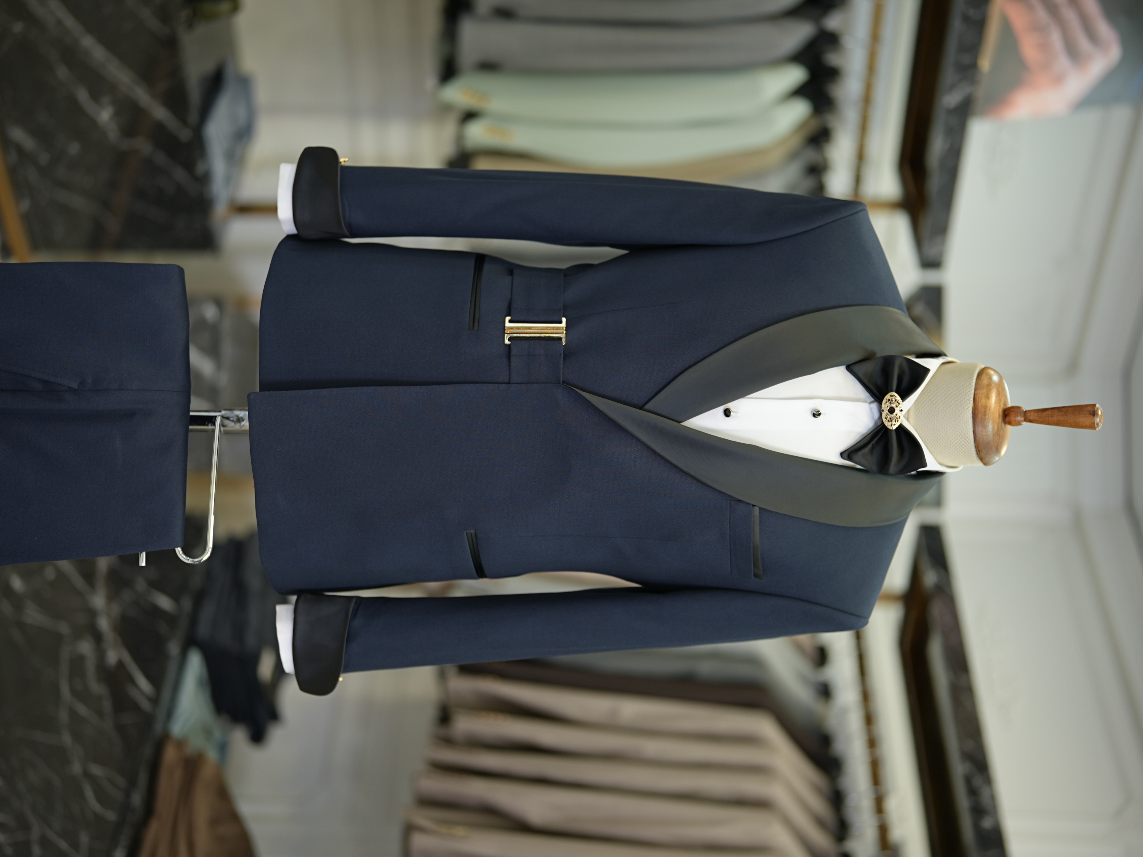 Abito da sposo smoking doppio petto da uomo con fibbia dorata, collo a scialle, pantaloni da giacca slim fit stile italiano, papillon - Blu navy