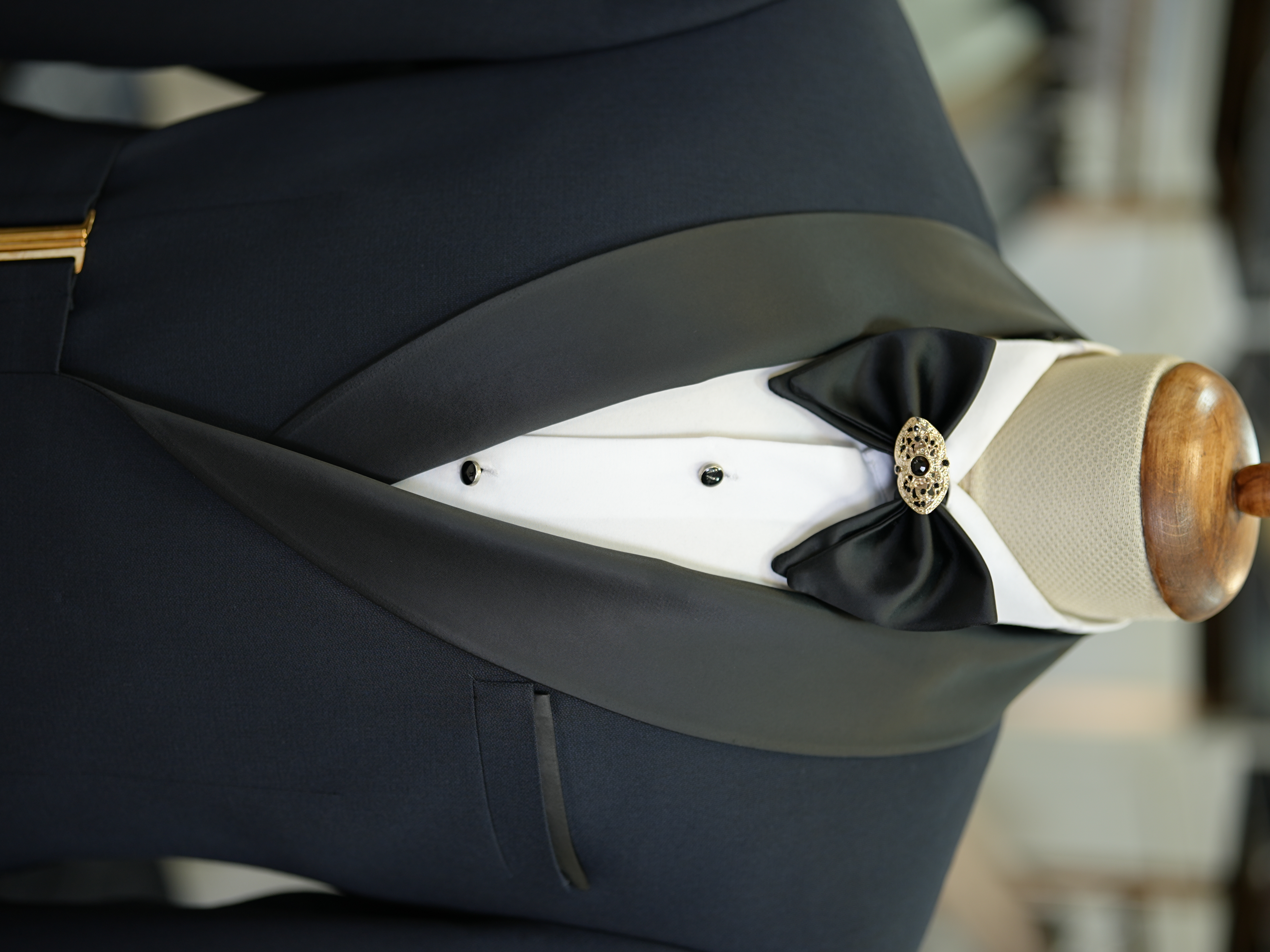 Abito da sposo smoking doppio petto da uomo con fibbia dorata, collo a scialle, pantaloni da giacca slim fit stile italiano, papillon - Blu navy scuro