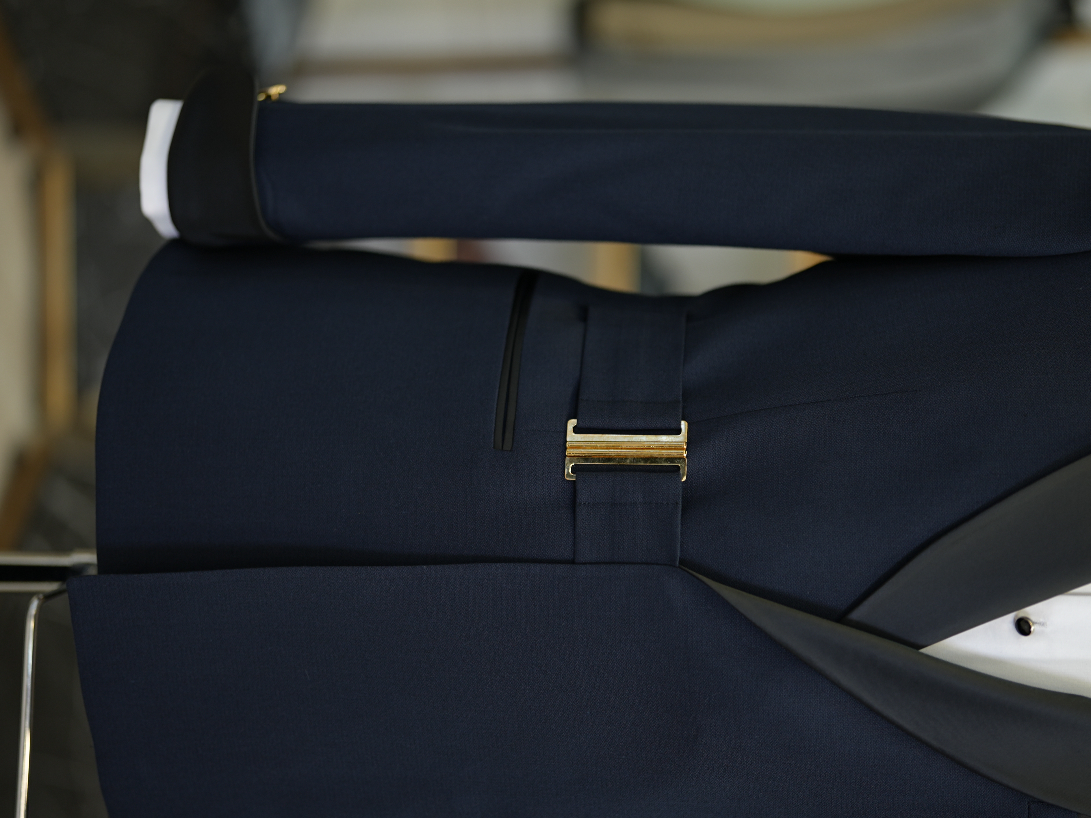 Abito da sposo smoking doppio petto da uomo con fibbia dorata, collo a scialle, pantaloni da giacca slim fit stile italiano, papillon - Blu navy
