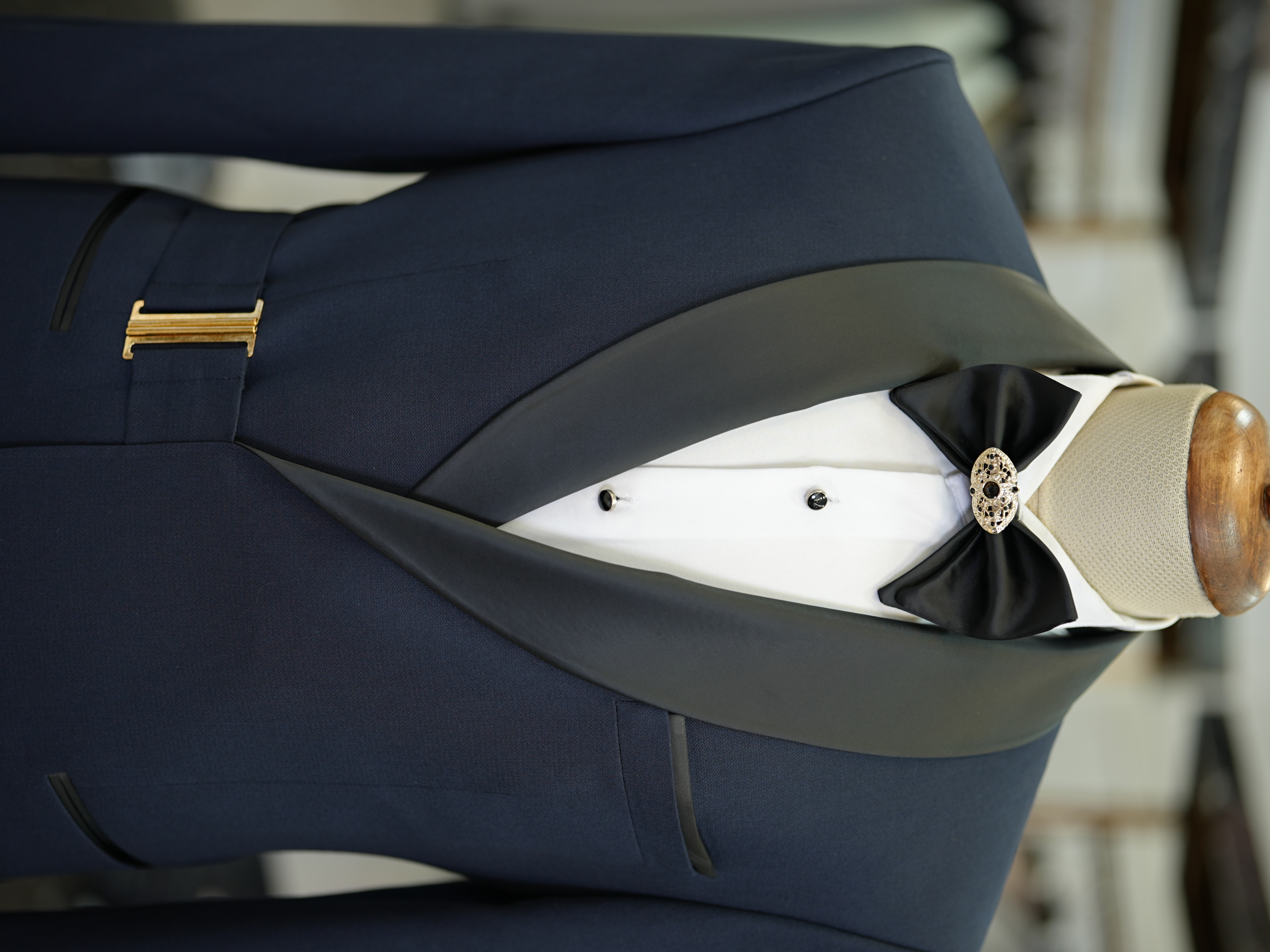 Abito da sposo smoking doppio petto da uomo con fibbia dorata, collo a scialle, pantaloni da giacca slim fit stile italiano, papillon - Blu navy