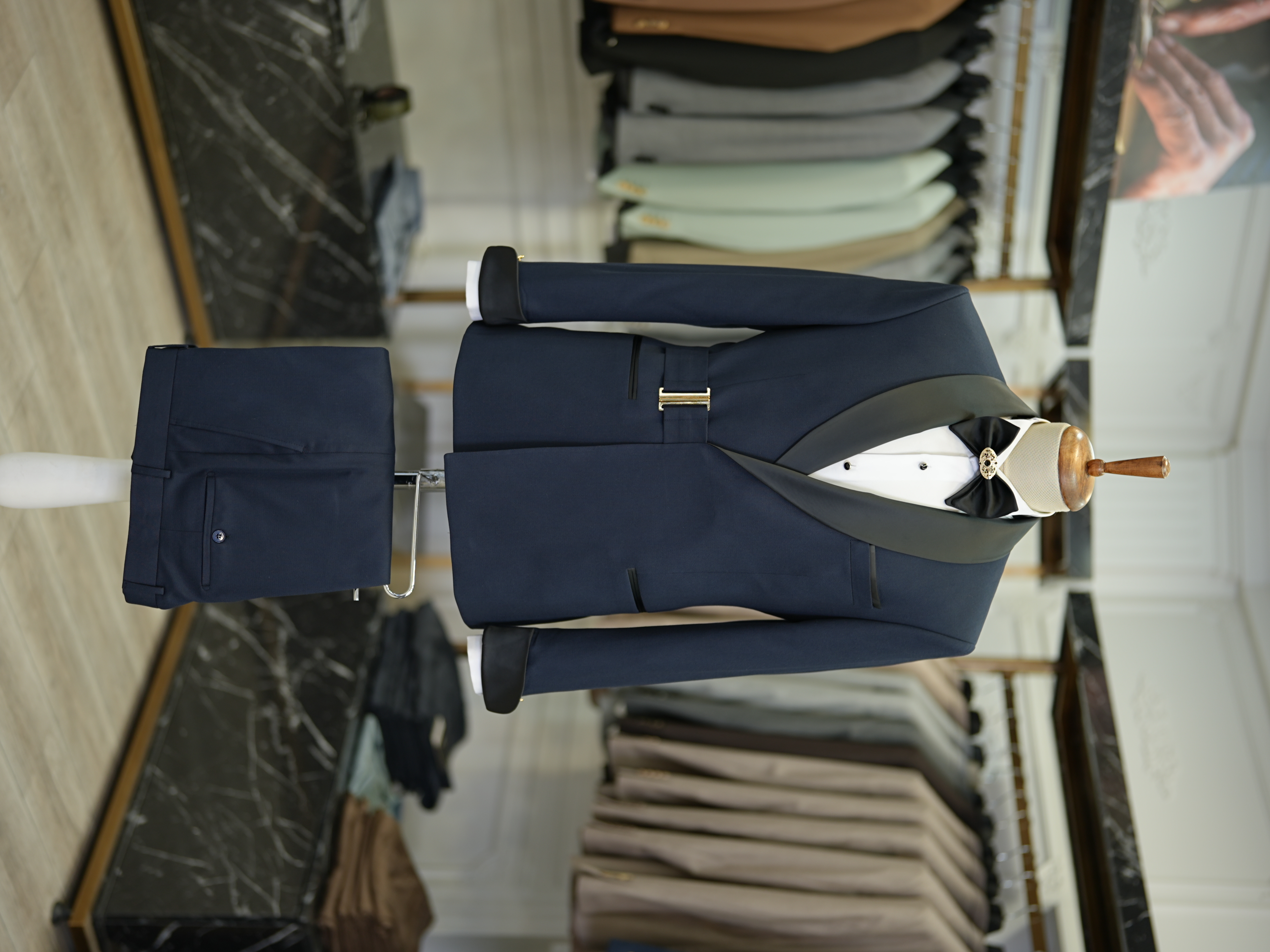 Abito da sposo smoking doppio petto da uomo con fibbia dorata, collo a scialle, pantaloni da giacca slim fit stile italiano, papillon - Blu navy
