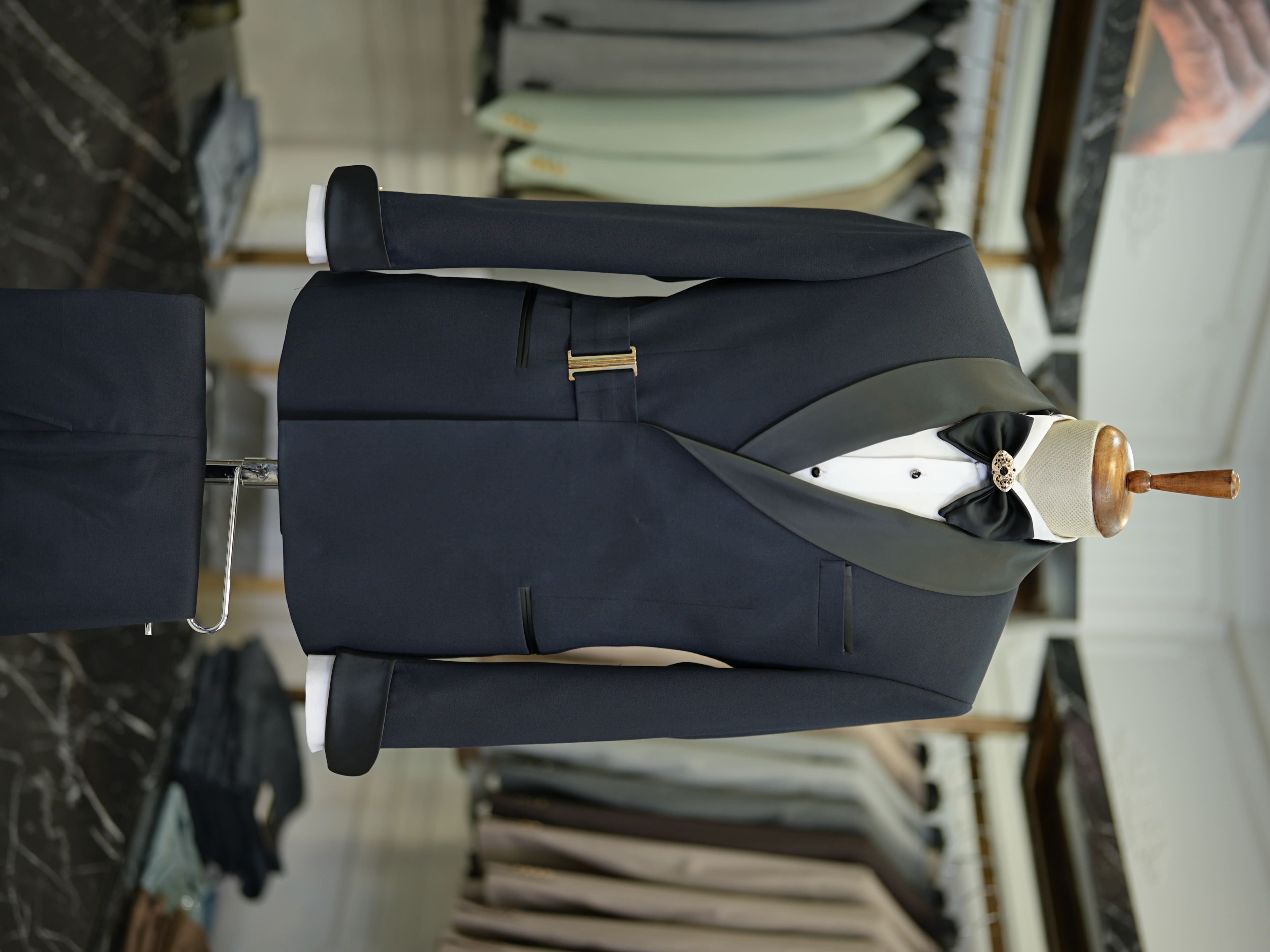 Abito da sposo smoking doppio petto da uomo con fibbia dorata, collo a scialle, pantaloni da giacca slim fit stile italiano, papillon - Blu navy scuro