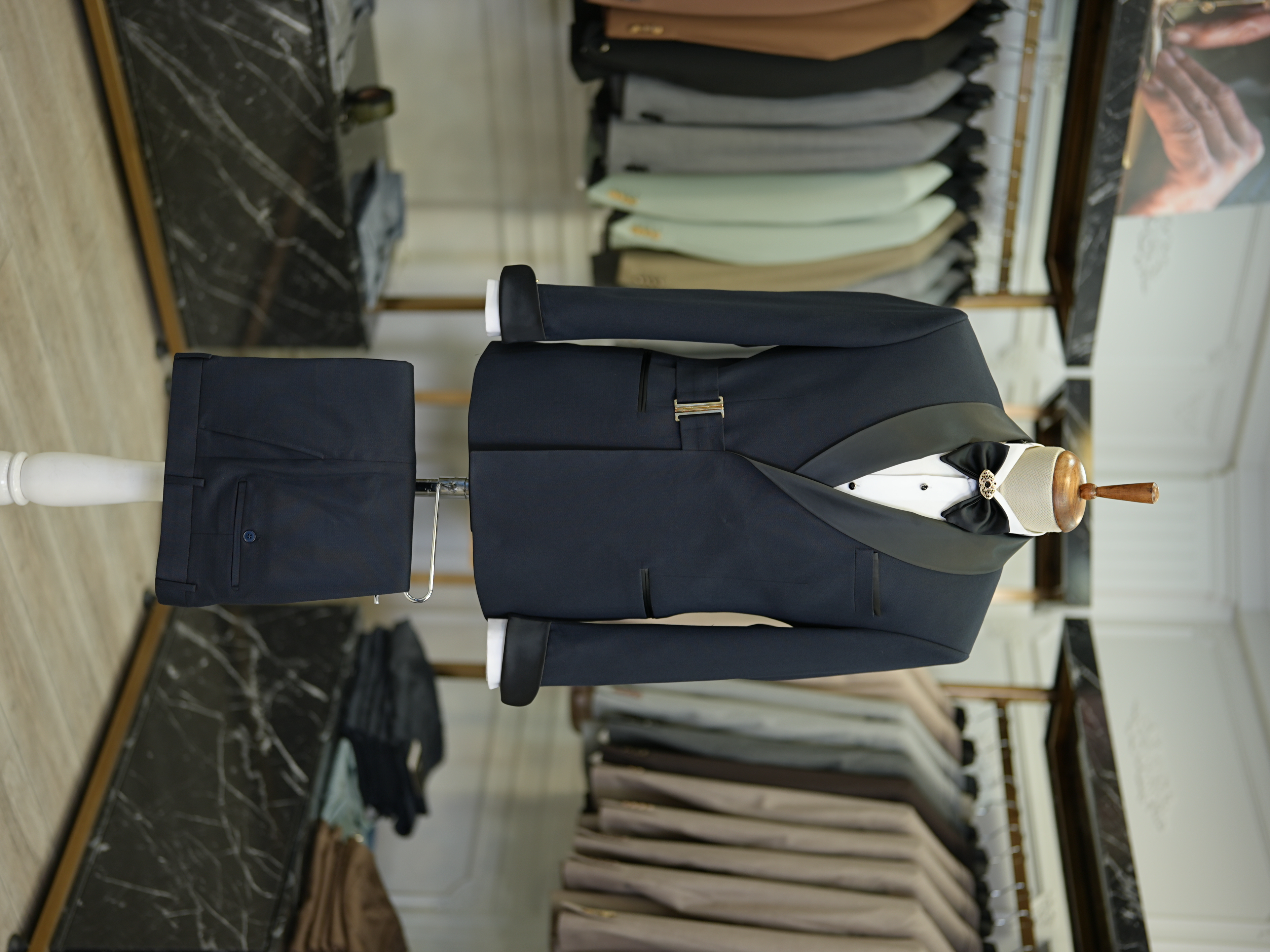 Abito da sposo smoking doppio petto da uomo con fibbia dorata, collo a scialle, pantaloni da giacca slim fit stile italiano, papillon - Blu navy scuro