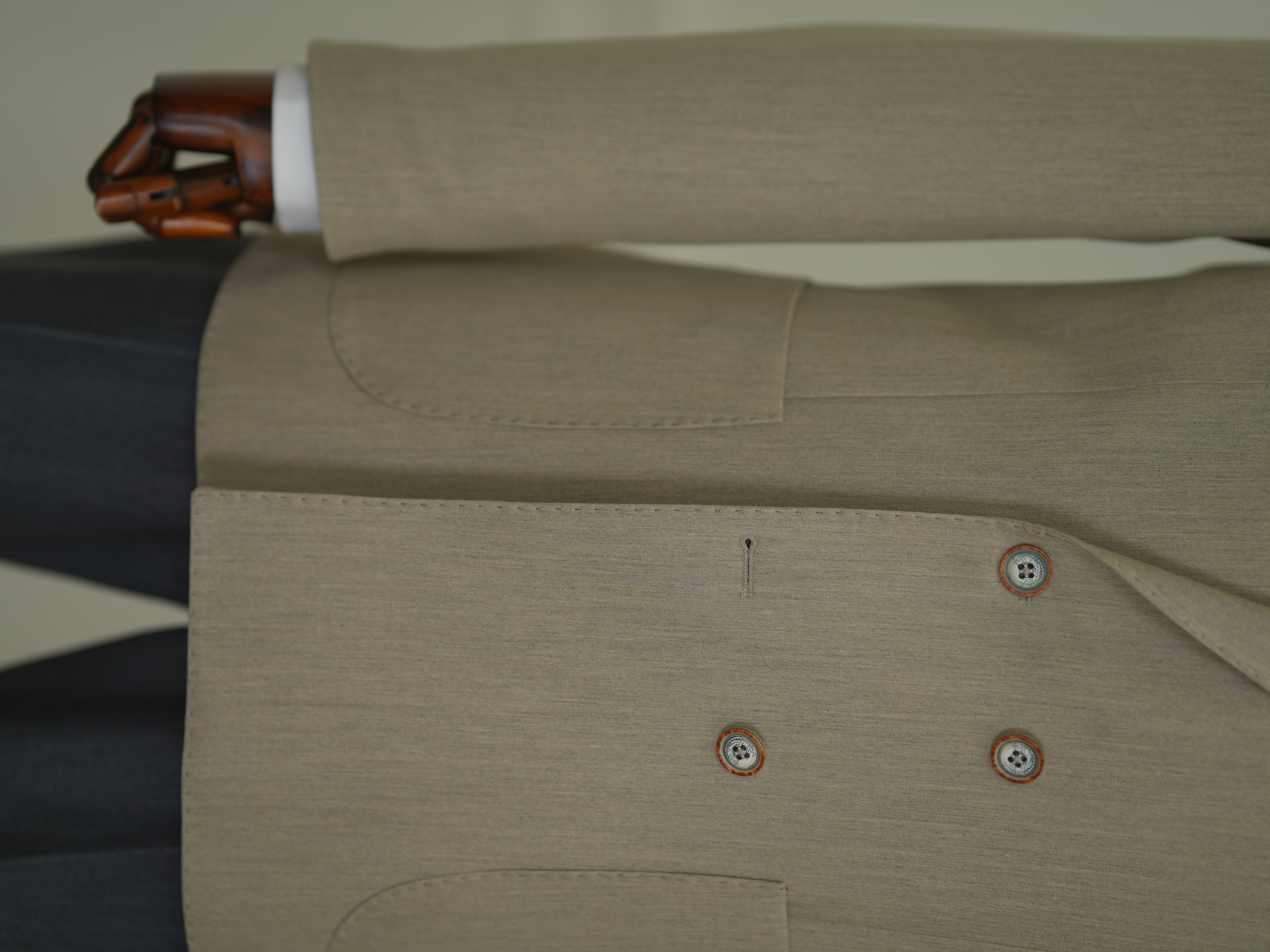 Erkek Premium İtalyan Stil Slim Fit Erkek Punto Dikişli Torba Cepli Yarım Astarlı Kruvaze Ceket-Krem