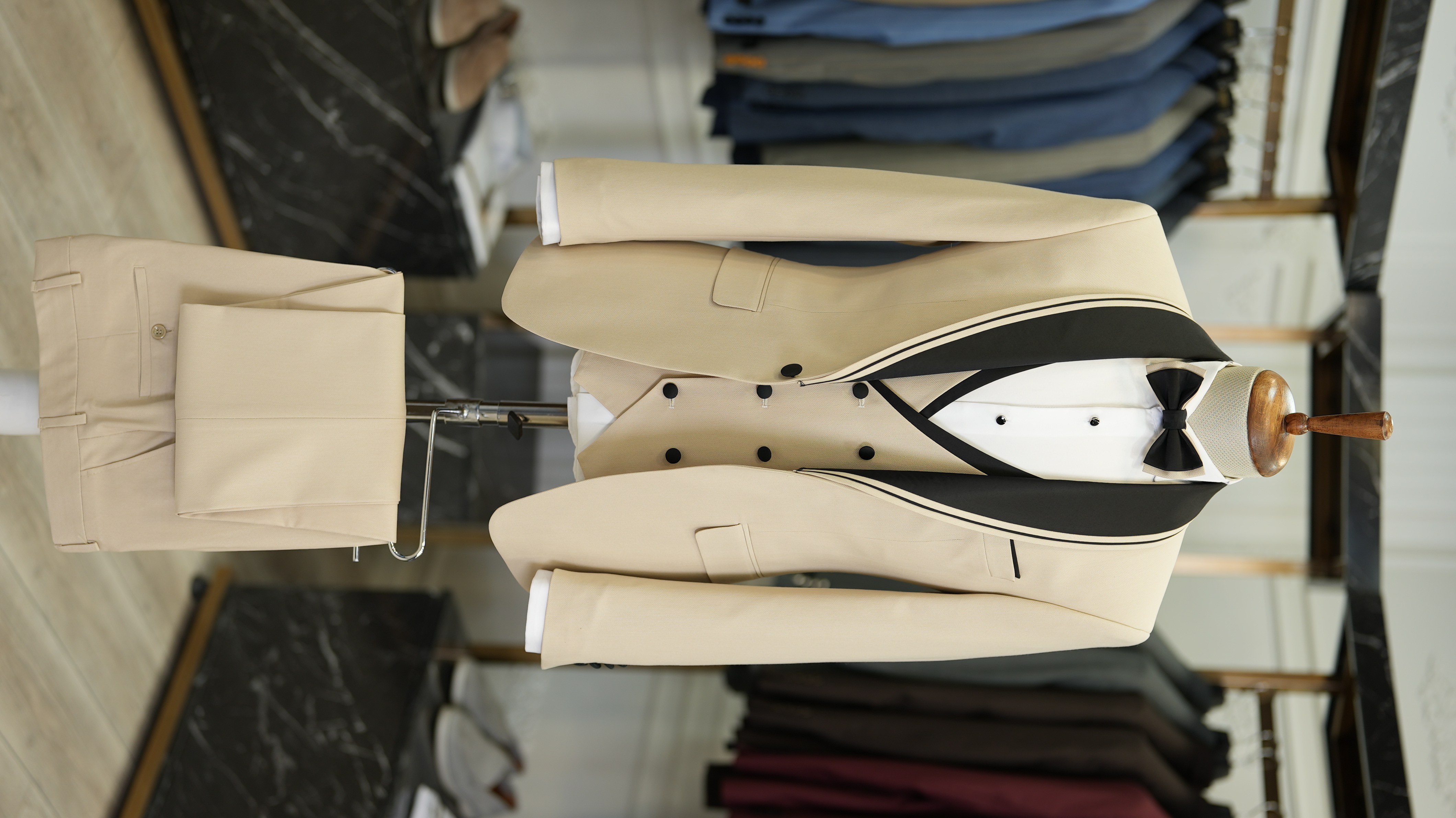 Abito da sposo smoking da uomo con risvolto sciallato, taglio italiano, vestibilità slim, giacca, gilet, pantaloni, papillon-Beige