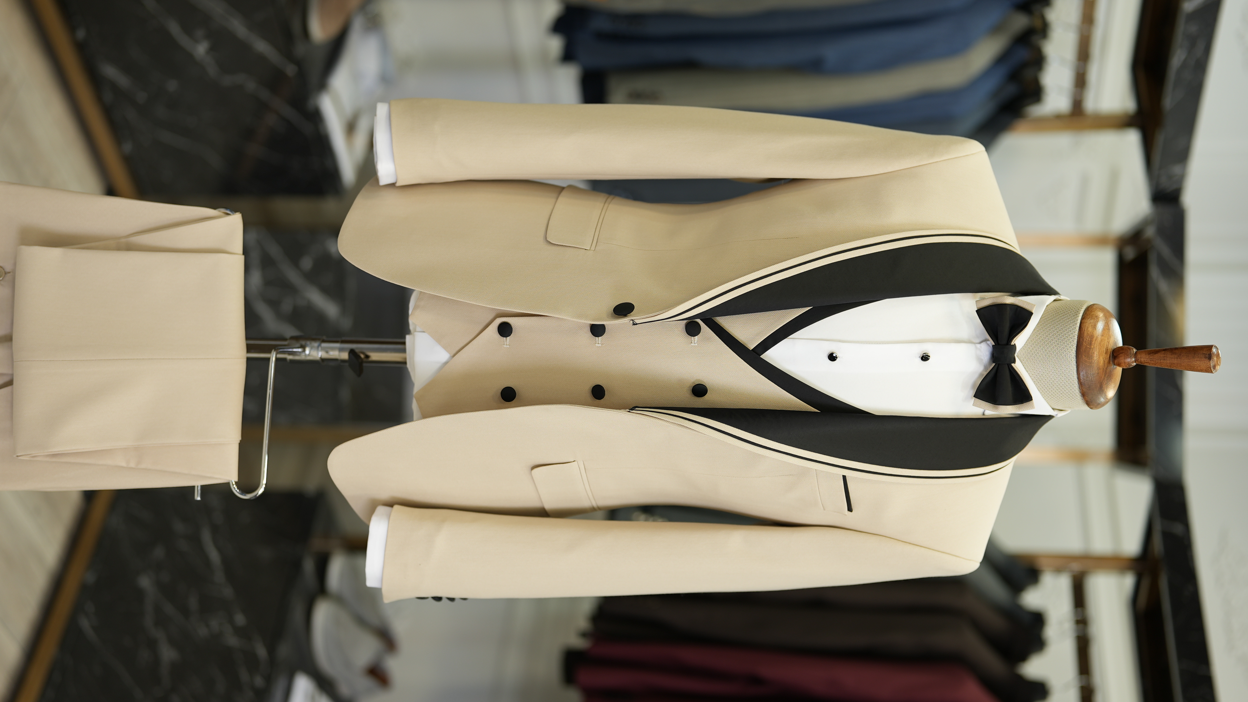 Abito da sposo smoking da uomo con risvolto sciallato, taglio italiano, vestibilità slim, giacca, gilet, pantaloni, papillon-Beige