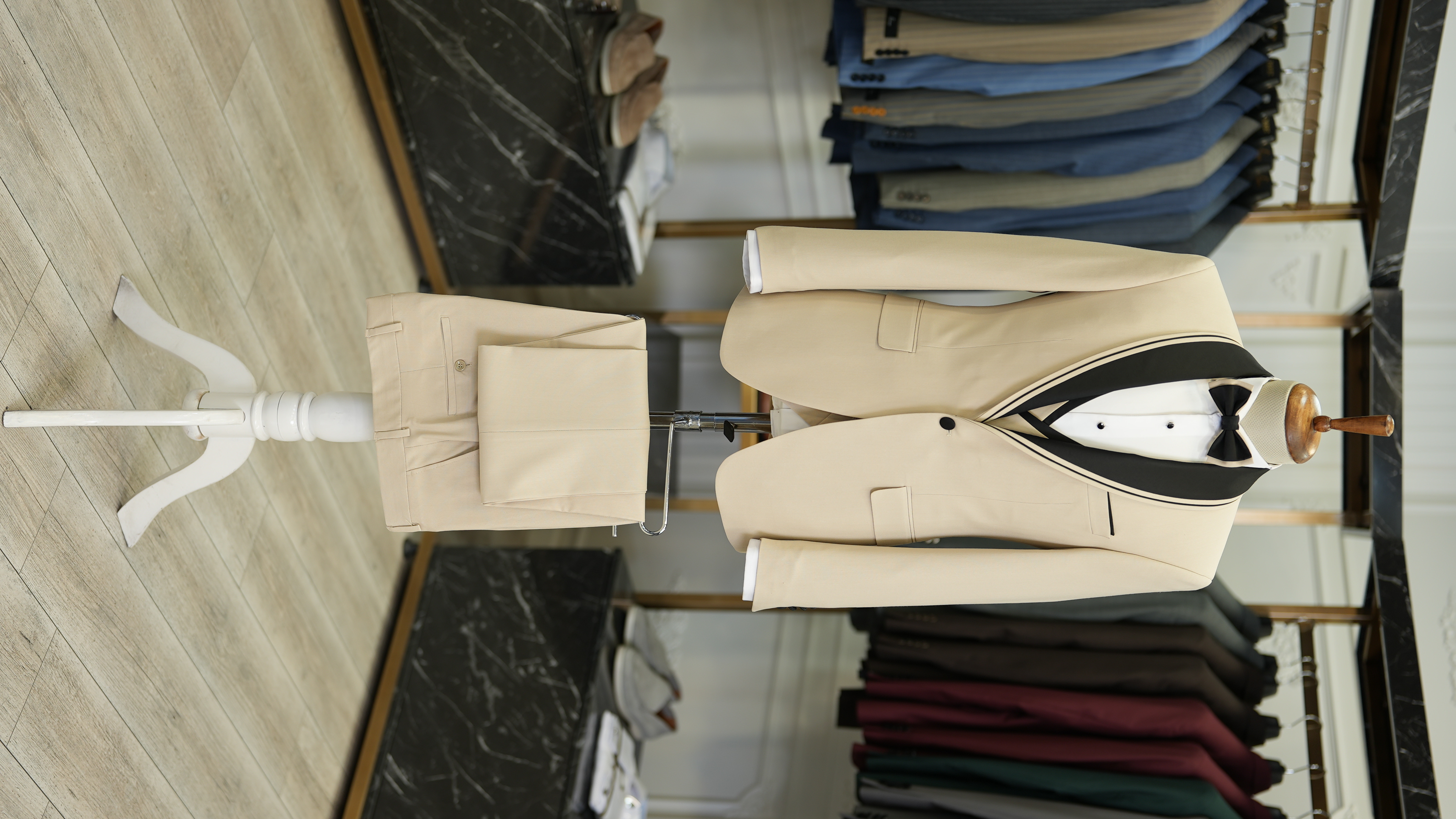 Abito da sposo smoking da uomo con risvolto sciallato, taglio italiano, vestibilità slim, giacca, gilet, pantaloni, papillon-Beige