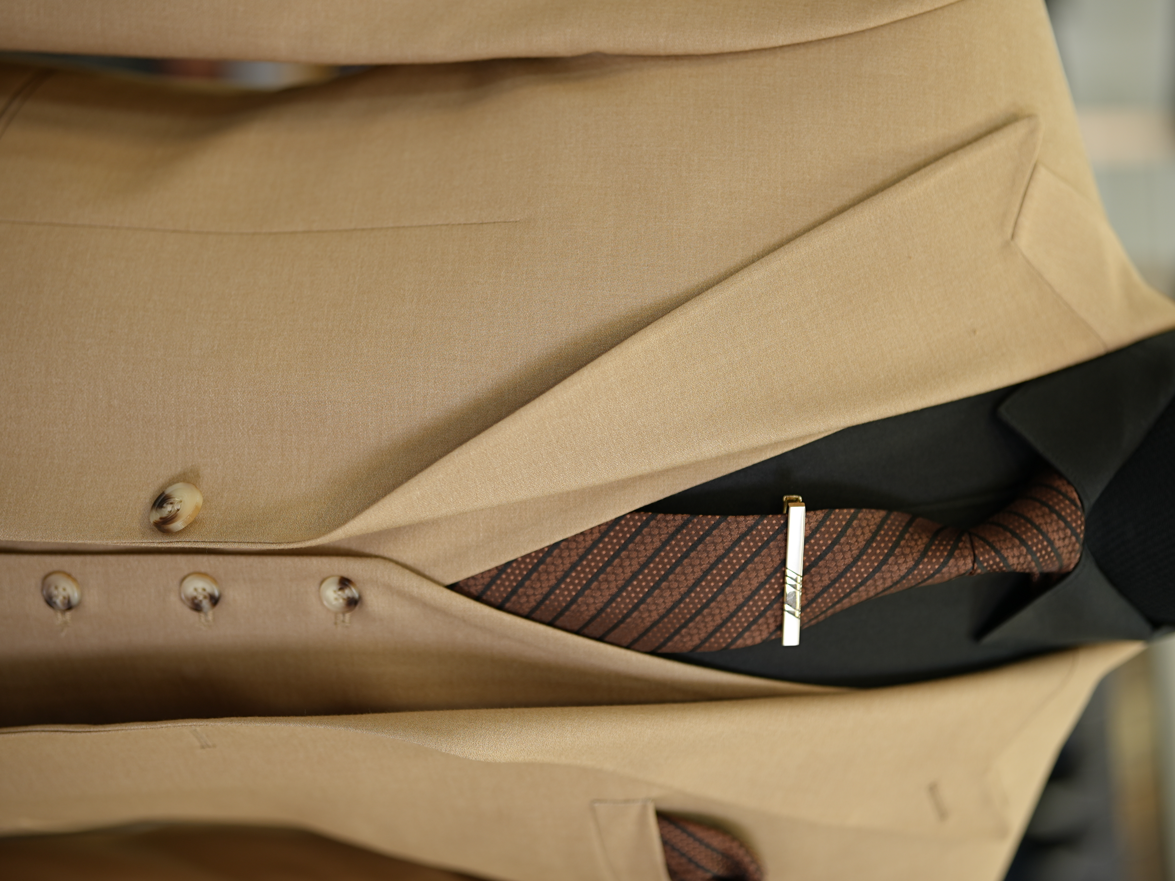 Abito da uomo con collo a rondine, stile italiano, giacca slim fit, gilet, pantaloni - Crema