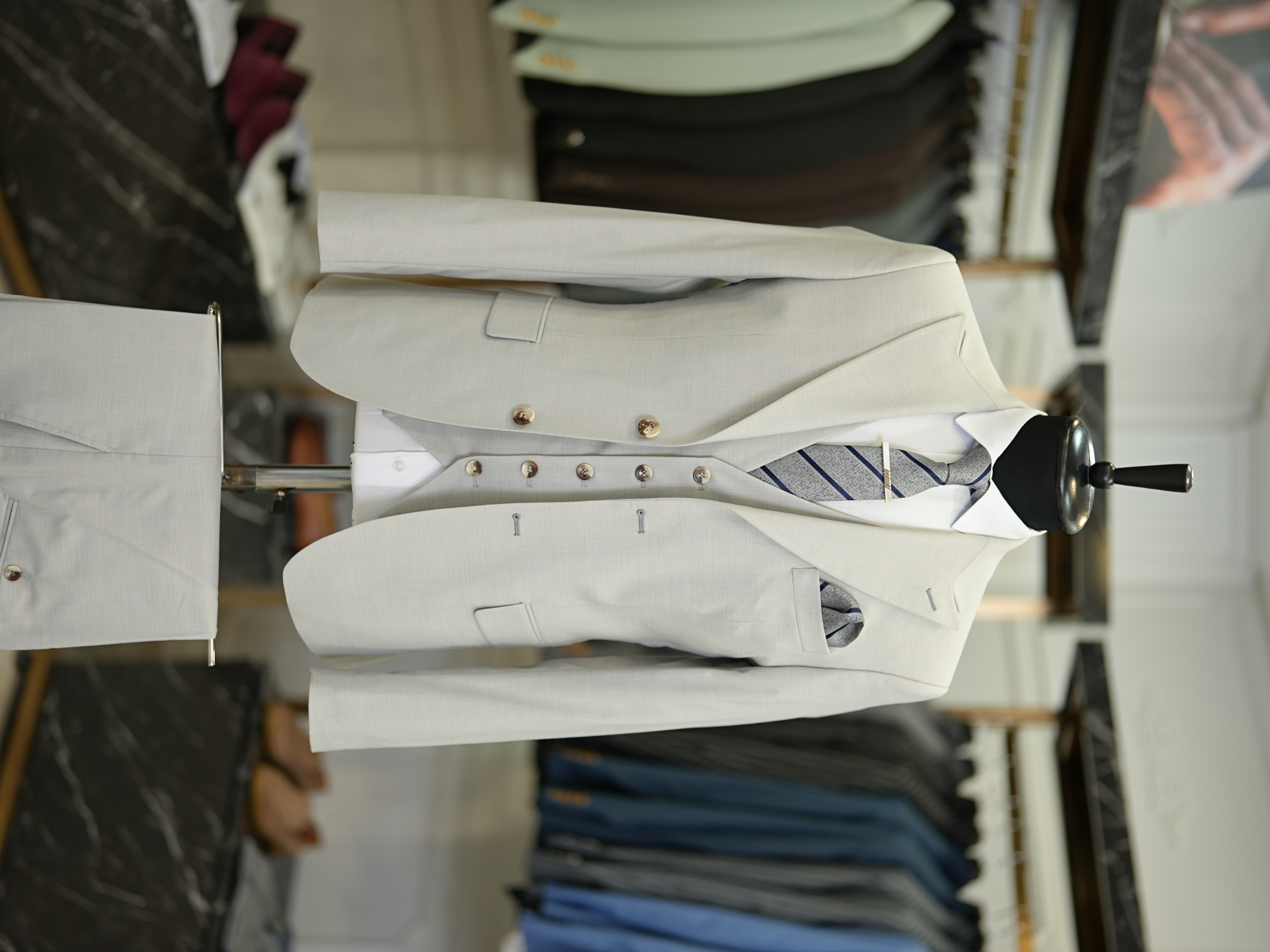 Abito da uomo con collo a rondine, stile italiano, giacca slim fit, gilet, pantaloni - Grigio chiaro