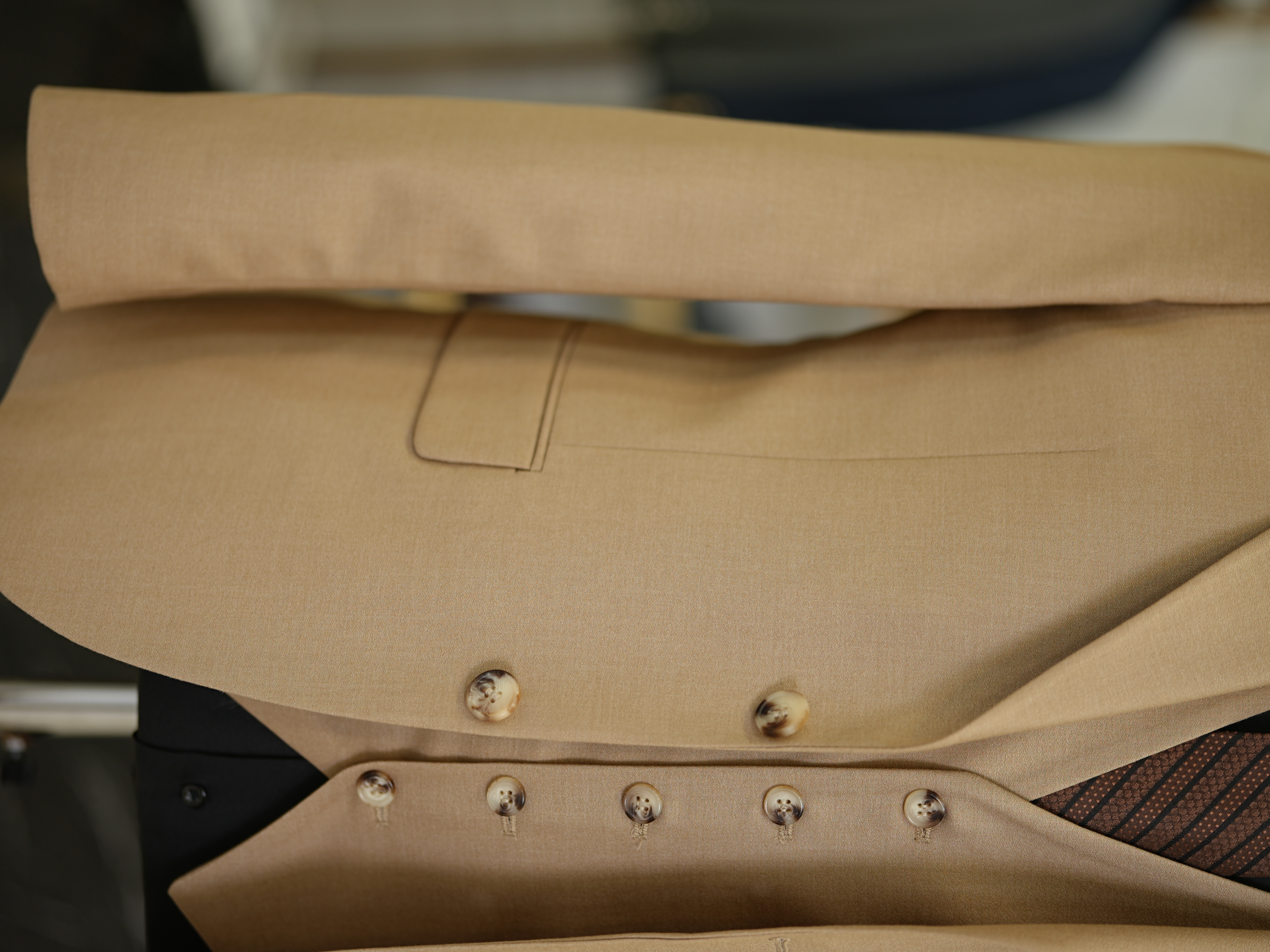 Abito da uomo con collo a rondine, stile italiano, giacca slim fit, gilet, pantaloni - Crema