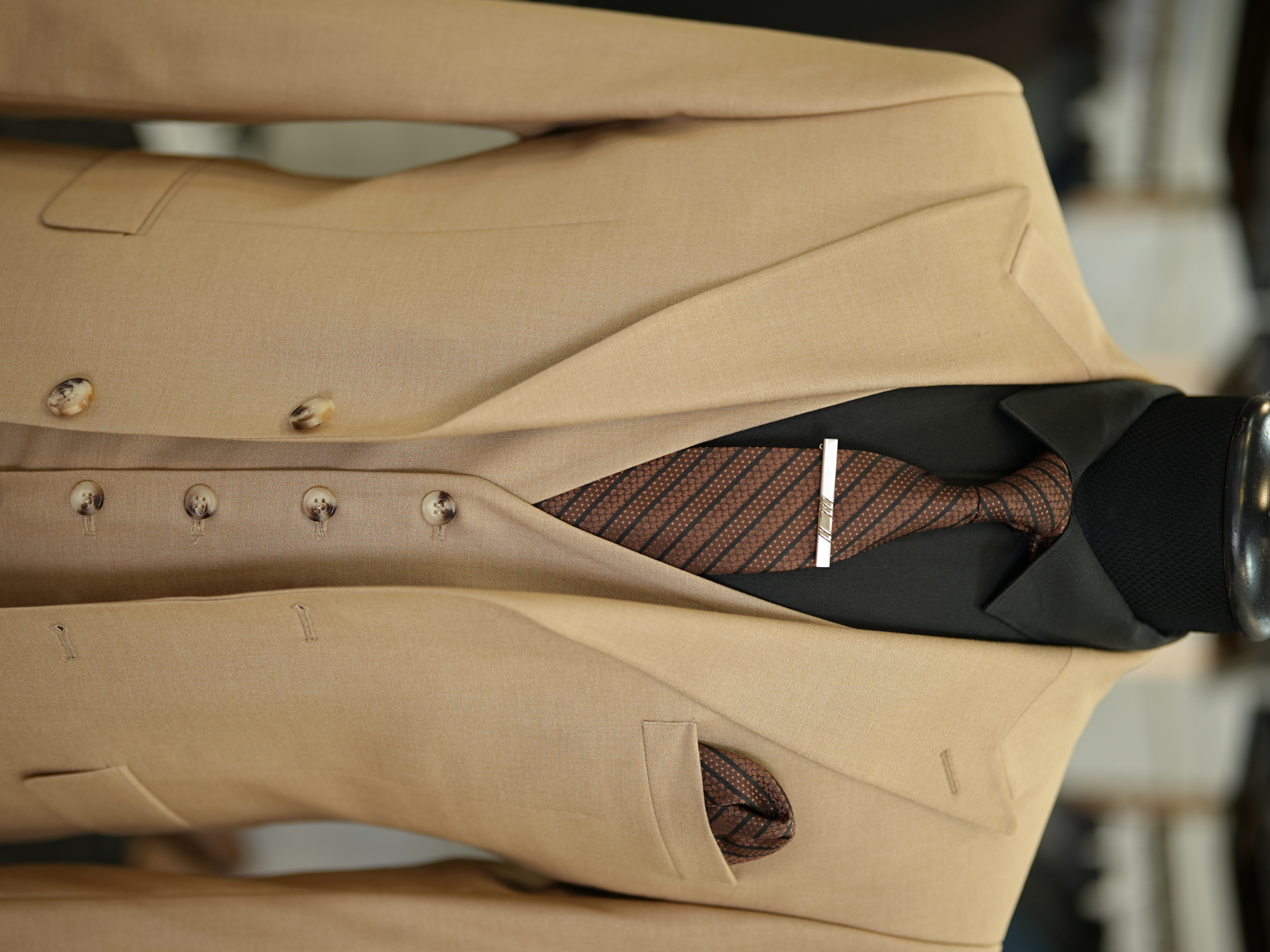 Abito da uomo con collo a rondine, stile italiano, giacca slim fit, gilet, pantaloni - Crema