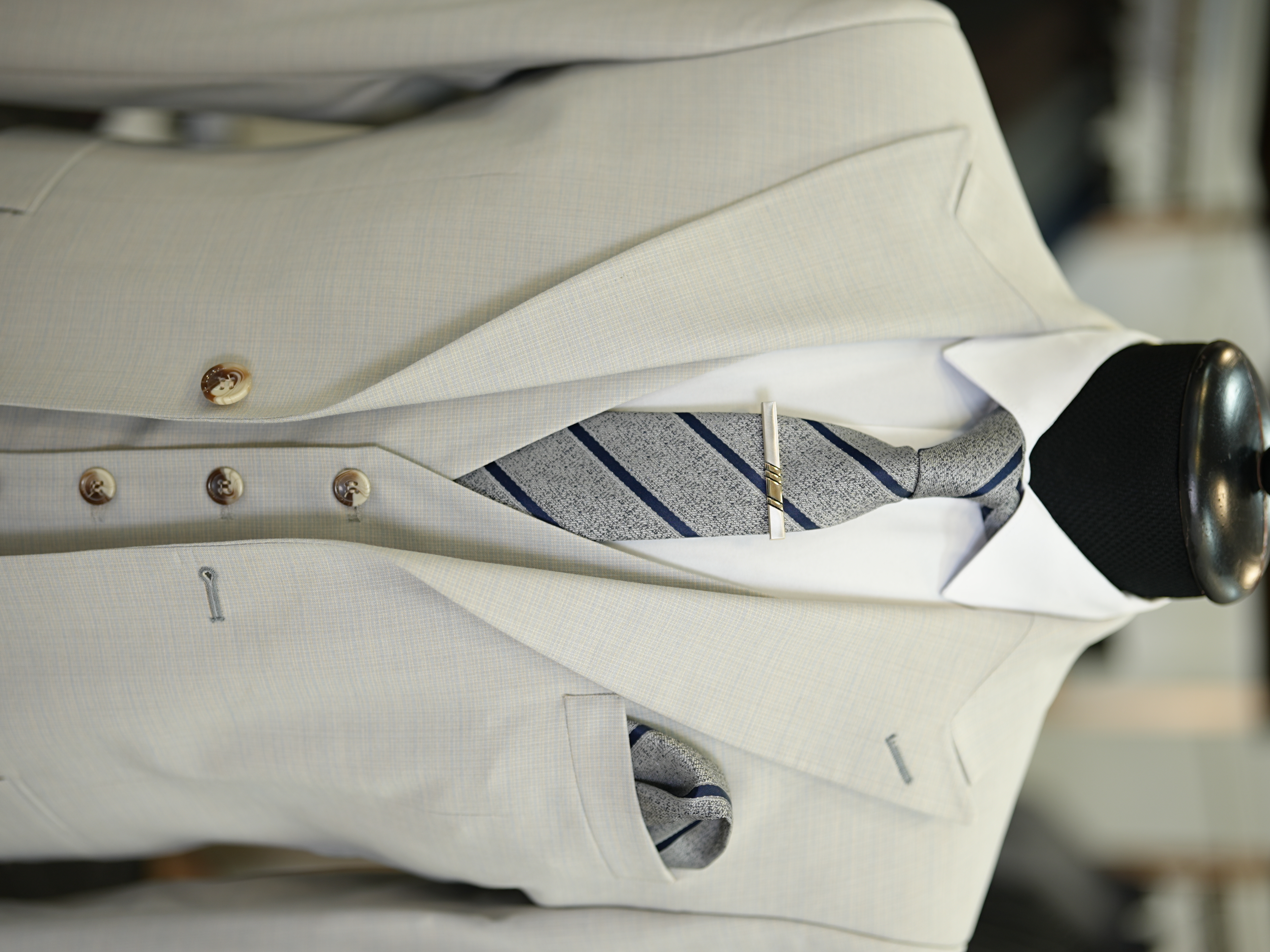 Abito da uomo con collo a rondine, stile italiano, giacca slim fit, gilet, pantaloni - Grigio chiaro