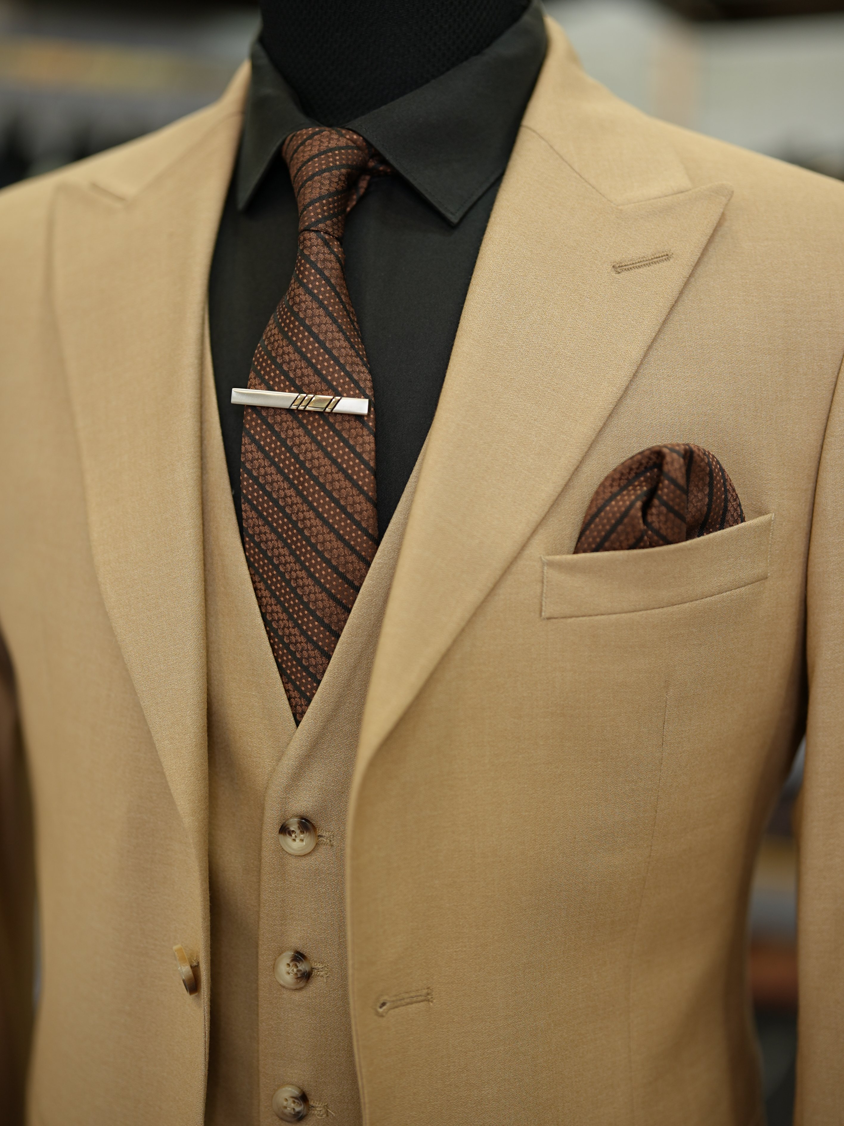 Abito da uomo con collo a rondine, stile italiano, giacca slim fit, gilet, pantaloni - Crema