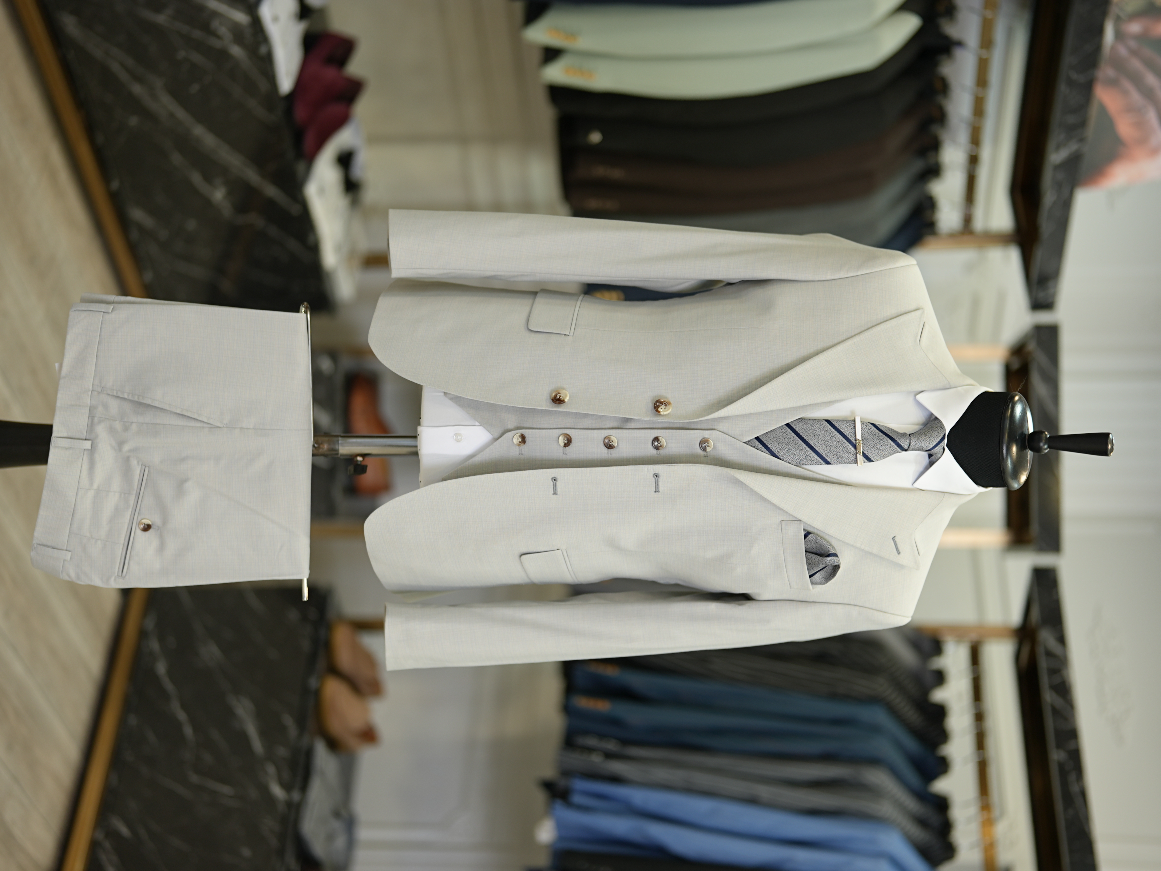 Abito da uomo con collo a rondine, stile italiano, giacca slim fit, gilet, pantaloni - Grigio chiaro
