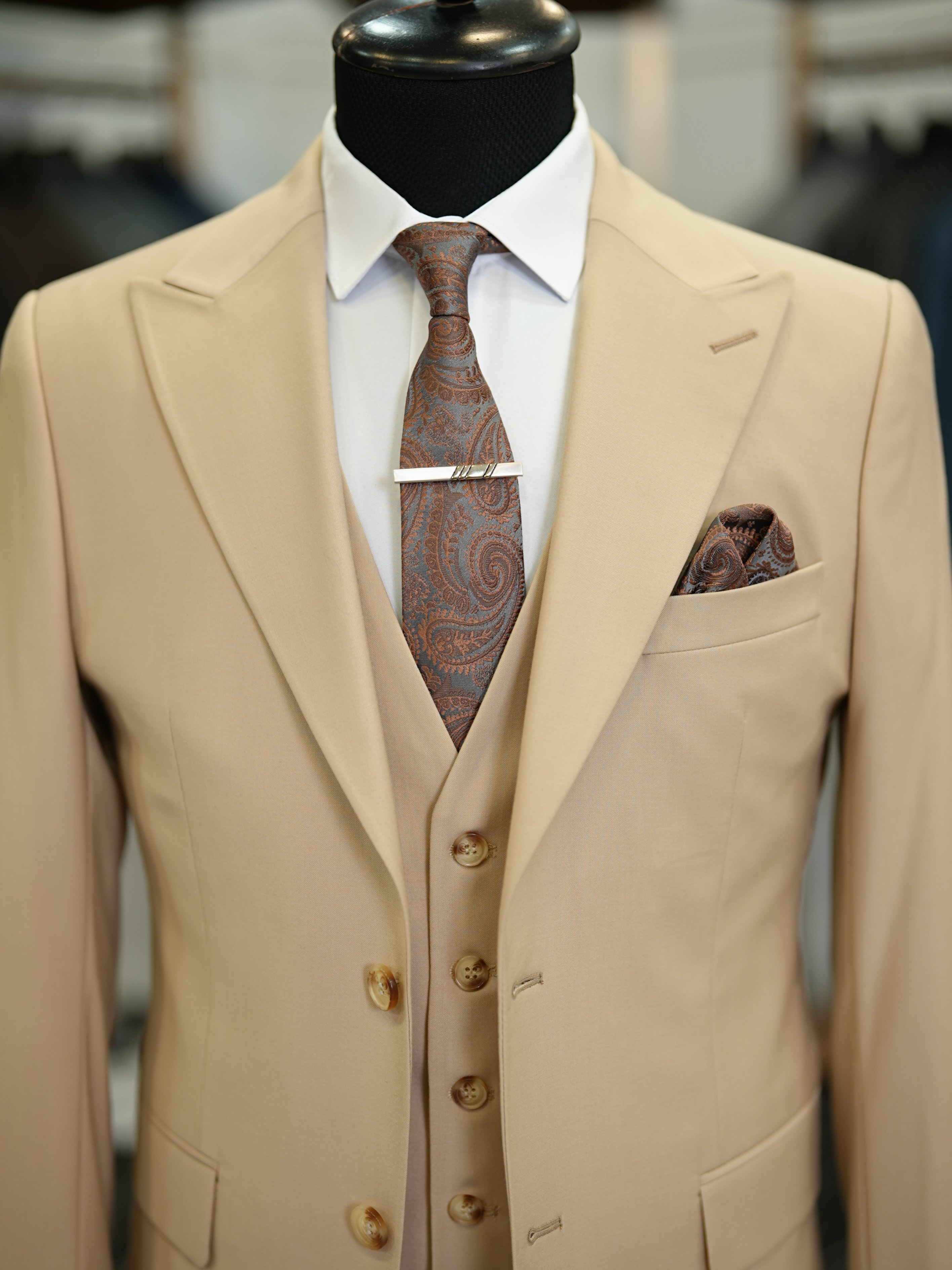 Abito da uomo con collo a rondine, stile italiano, giacca slim fit, gilet, pantaloni - Crema
