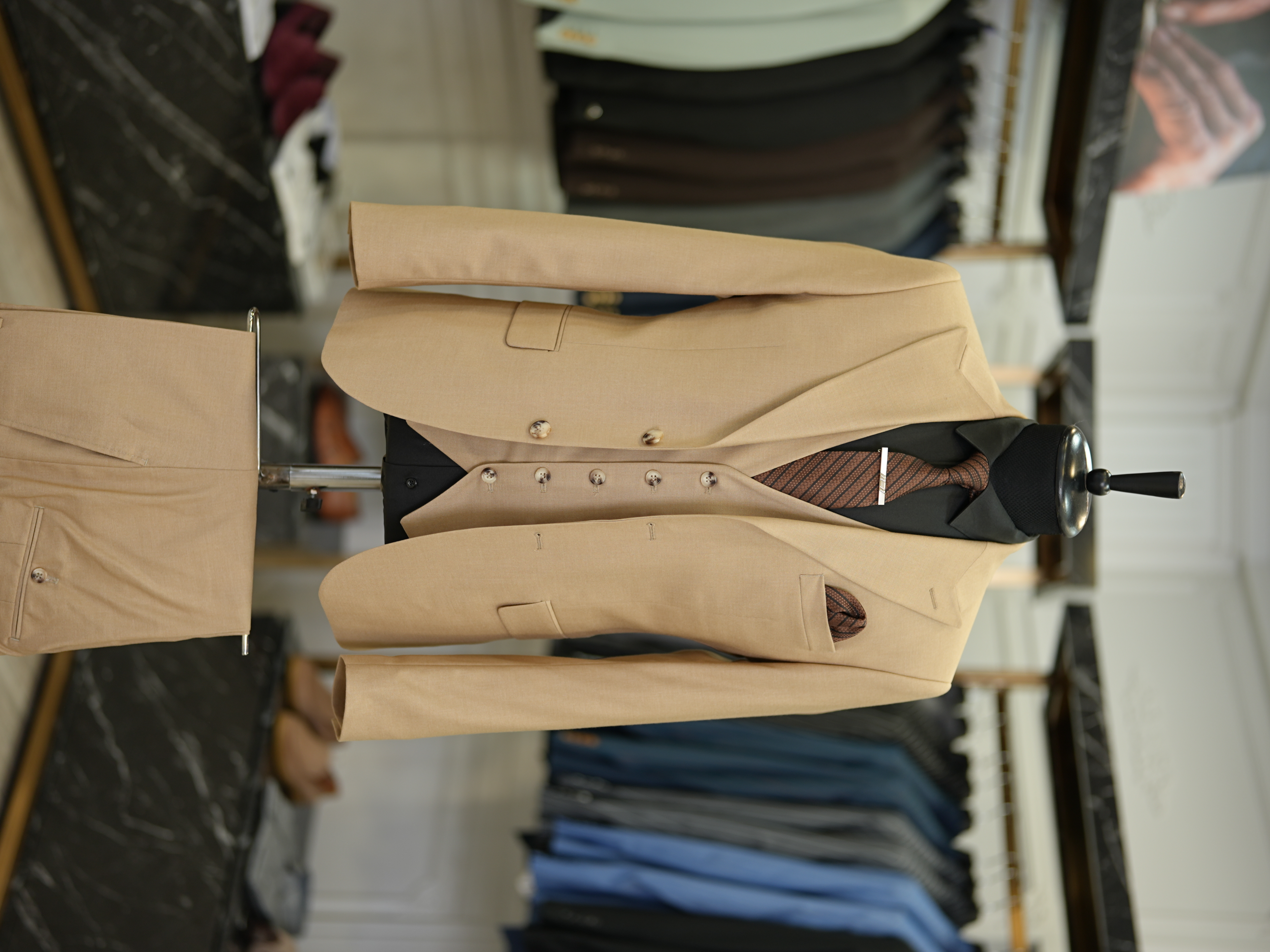 Abito da uomo con collo a rondine, stile italiano, giacca slim fit, gilet, pantaloni - Crema