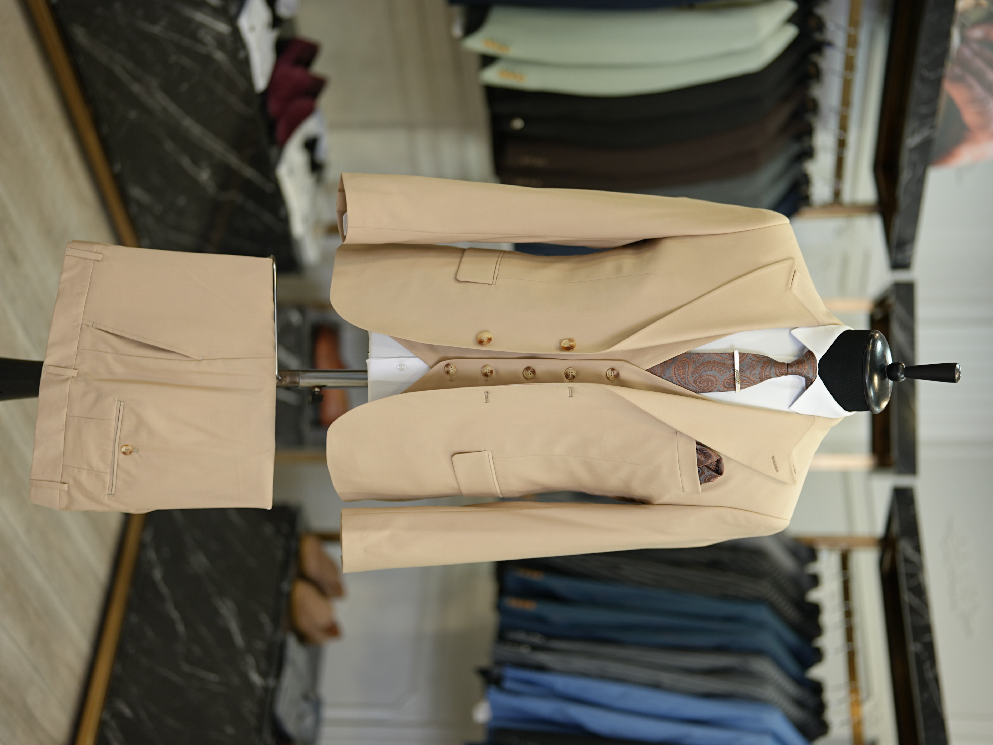 Abito da uomo con collo a rondine, stile italiano, giacca slim fit, gilet, pantaloni - Crema
