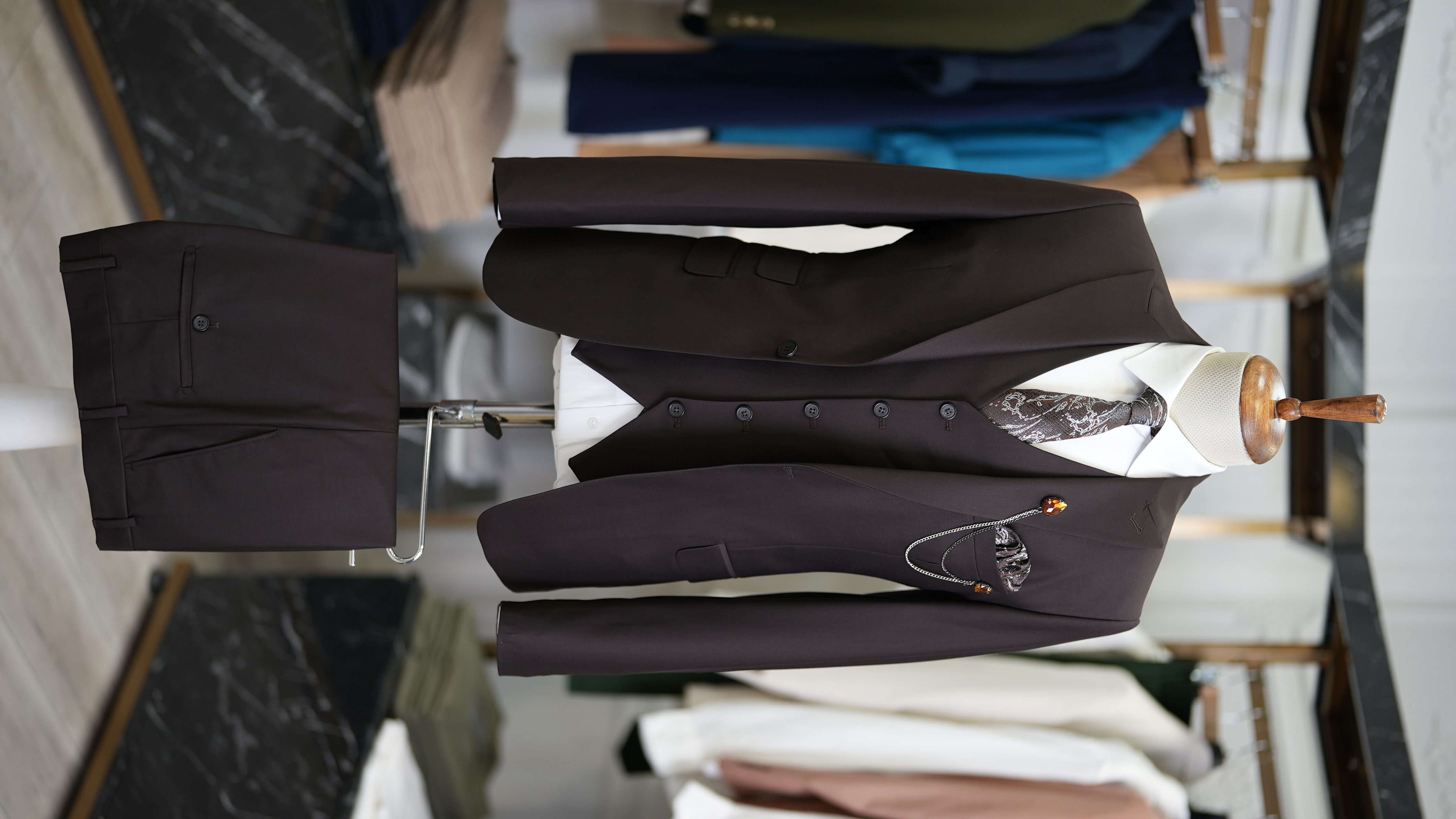 Giacca da uomo slim fit, gilet, pantaloni - Marrone amaro